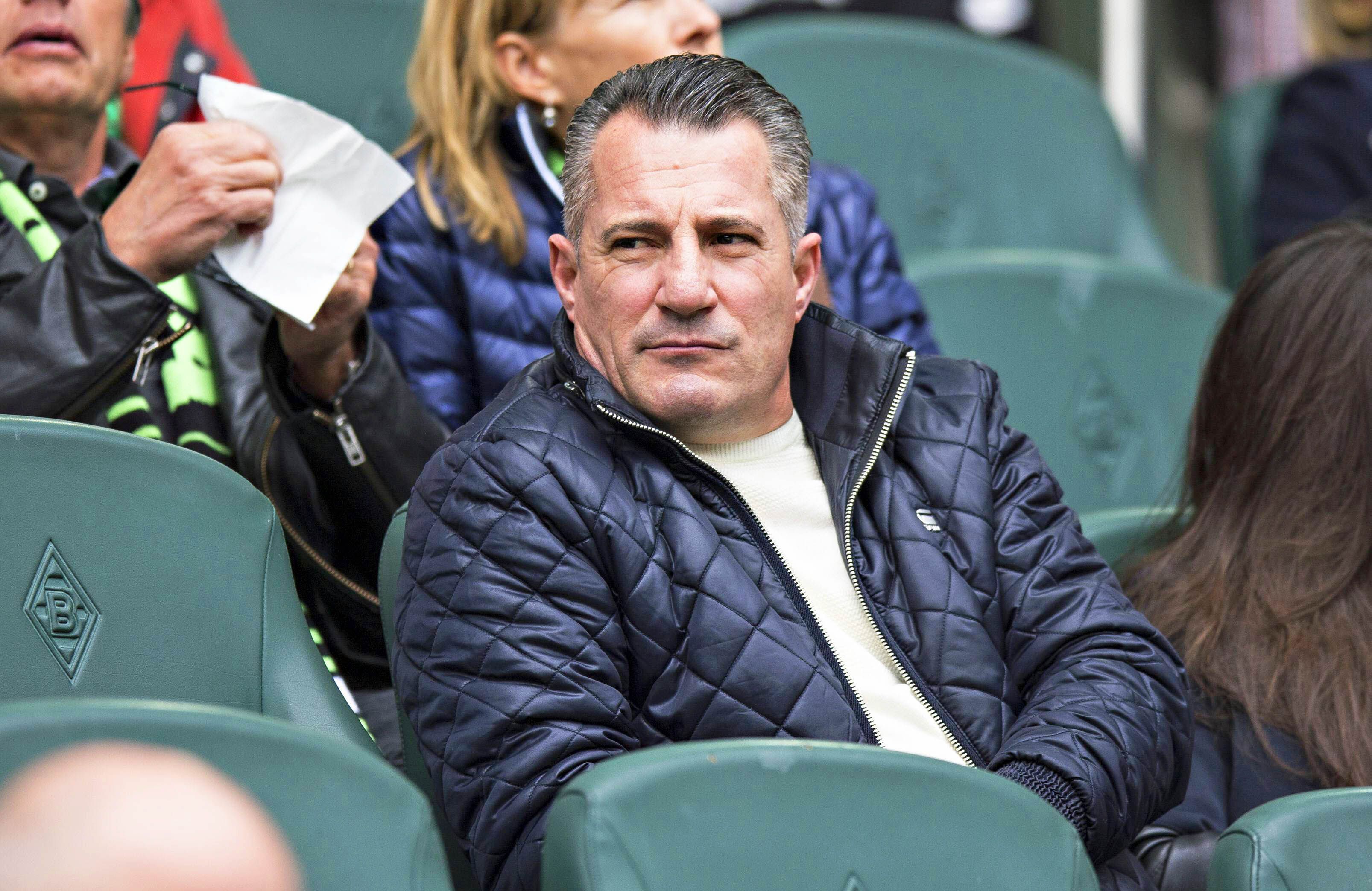 Ragip Xhaka, Vater von Ex-Gladbach-Kapitän Granit Xhaka, am 3. April 2016 im Borussia-Park. Er schaut von der Tribüne aus auf das Geschehen im Stadion.