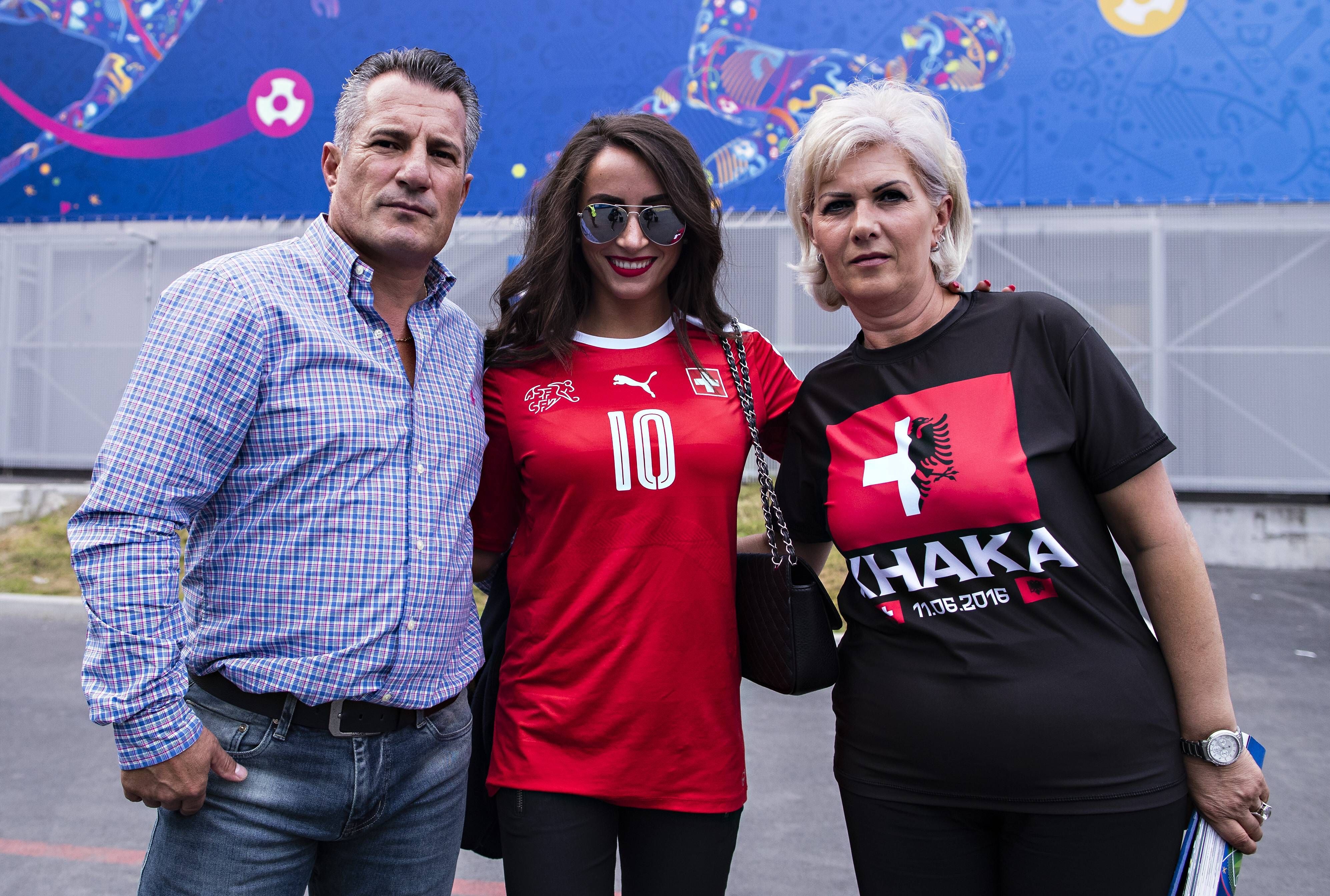 Ragip Xhaka (l.), Leonita (M.), Ehefrau von Granit Xhaka, und Eli Xhaka (r.) am 11. Juni 2016 bei einem Länderspiel der Schweiz.