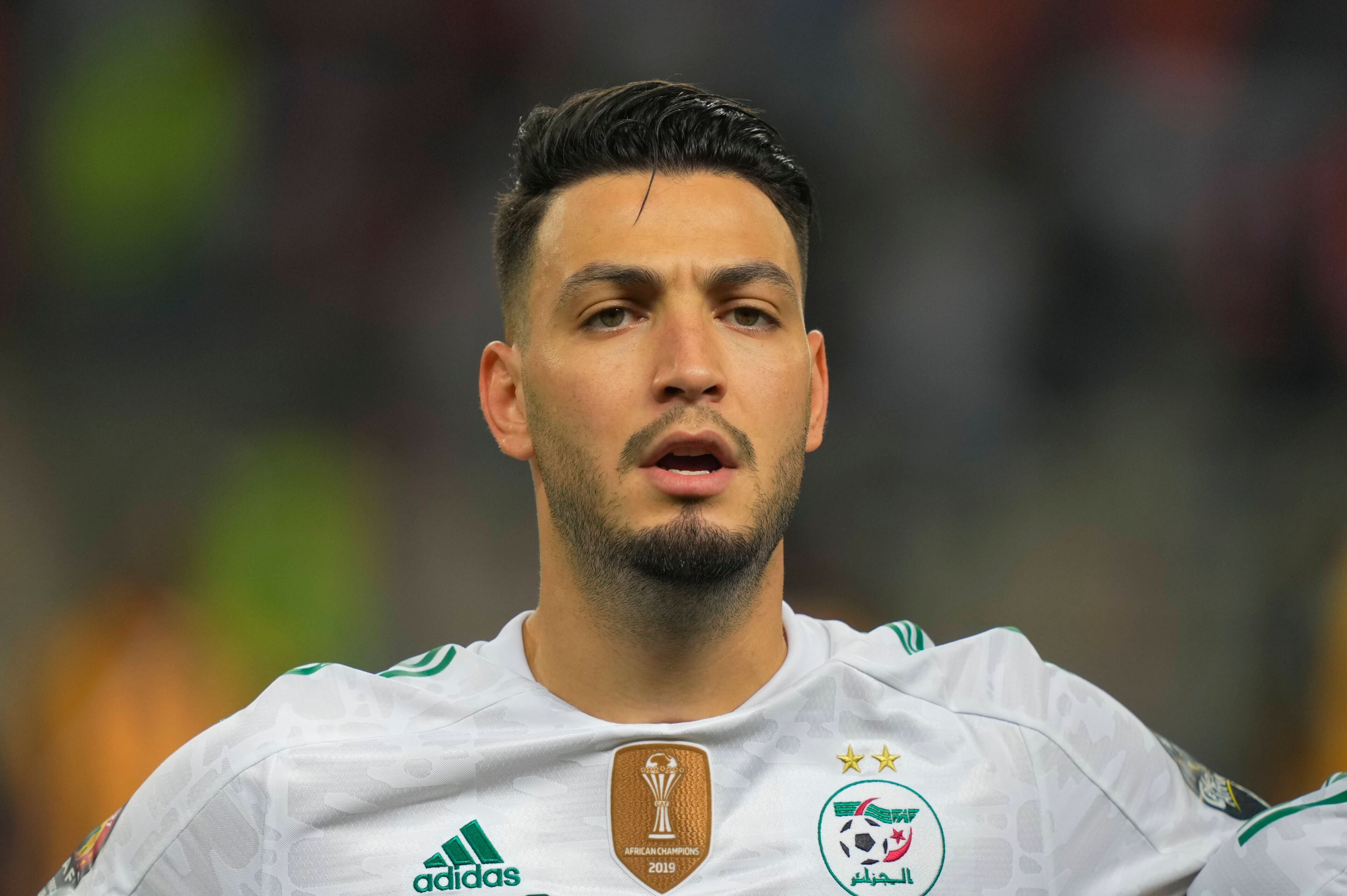 Gladbach-Profi Ramy Bensebaini, hier zu sehen am 16. Januar 2022, hat mit Algerien das Ticket zur Weltmeisterschaft in Katar verpasst. Bensebaini singt die Nationalhymne.