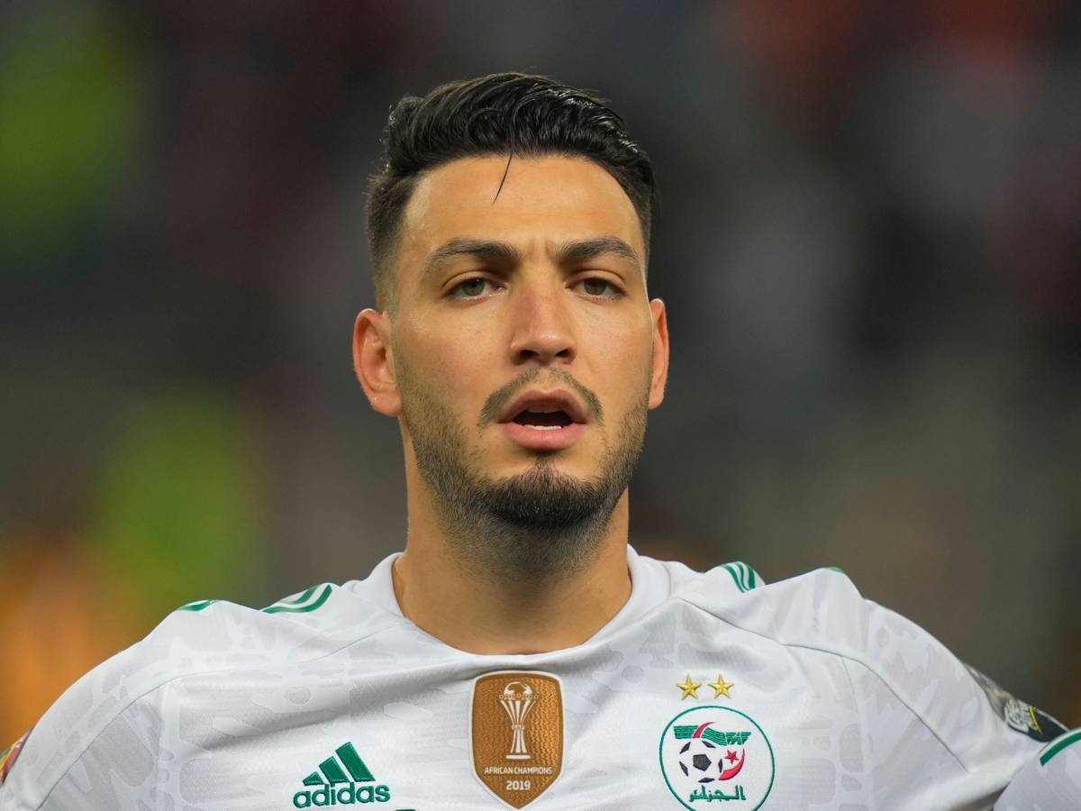 Gladbach-Profi Ramy Bensebaini, hier zu sehen am 16. Januar 2022, hat mit Algerien das Ticket zur Weltmeisterschaft in Katar verpasst. Bensebaini singt die Nationalhymne.
