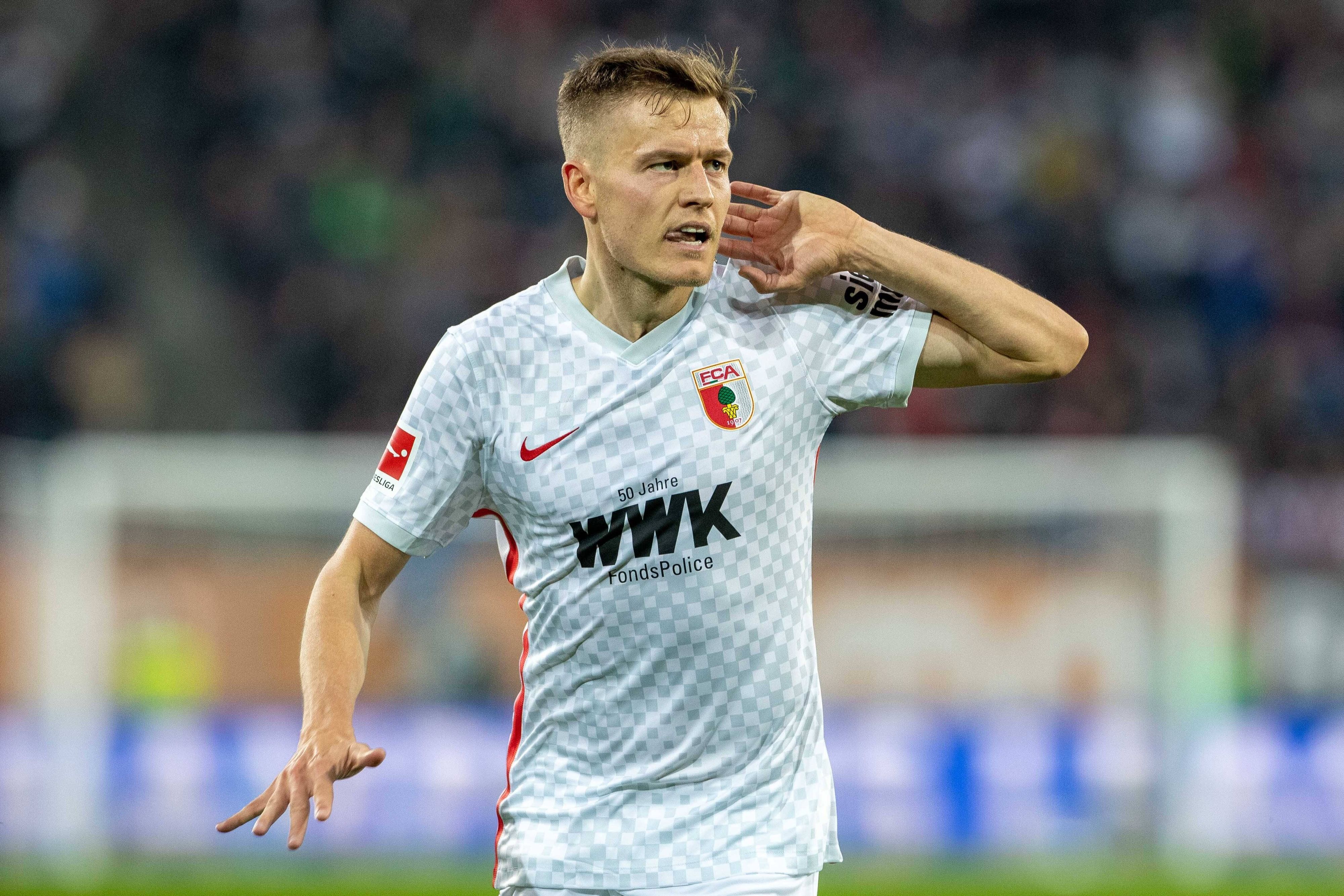 Alfred Finnbogason vom FC Augsburg. Auf diesem Foto ist der Stürmer am 31. Oktober 2021 im Spiel gegen den VfB Stuttgart zu sehen. Finnbogason macht eine Geste.
