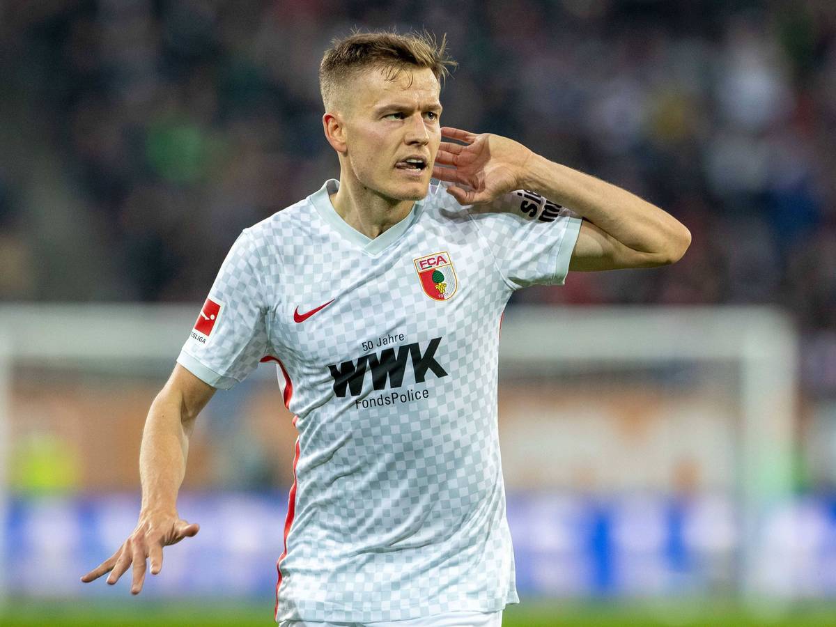 Alfred Finnbogason vom FC Augsburg. Auf diesem Foto ist der Stürmer am 31. Oktober 2021 im Spiel gegen den VfB Stuttgart zu sehen. Finnbogason macht eine Geste.