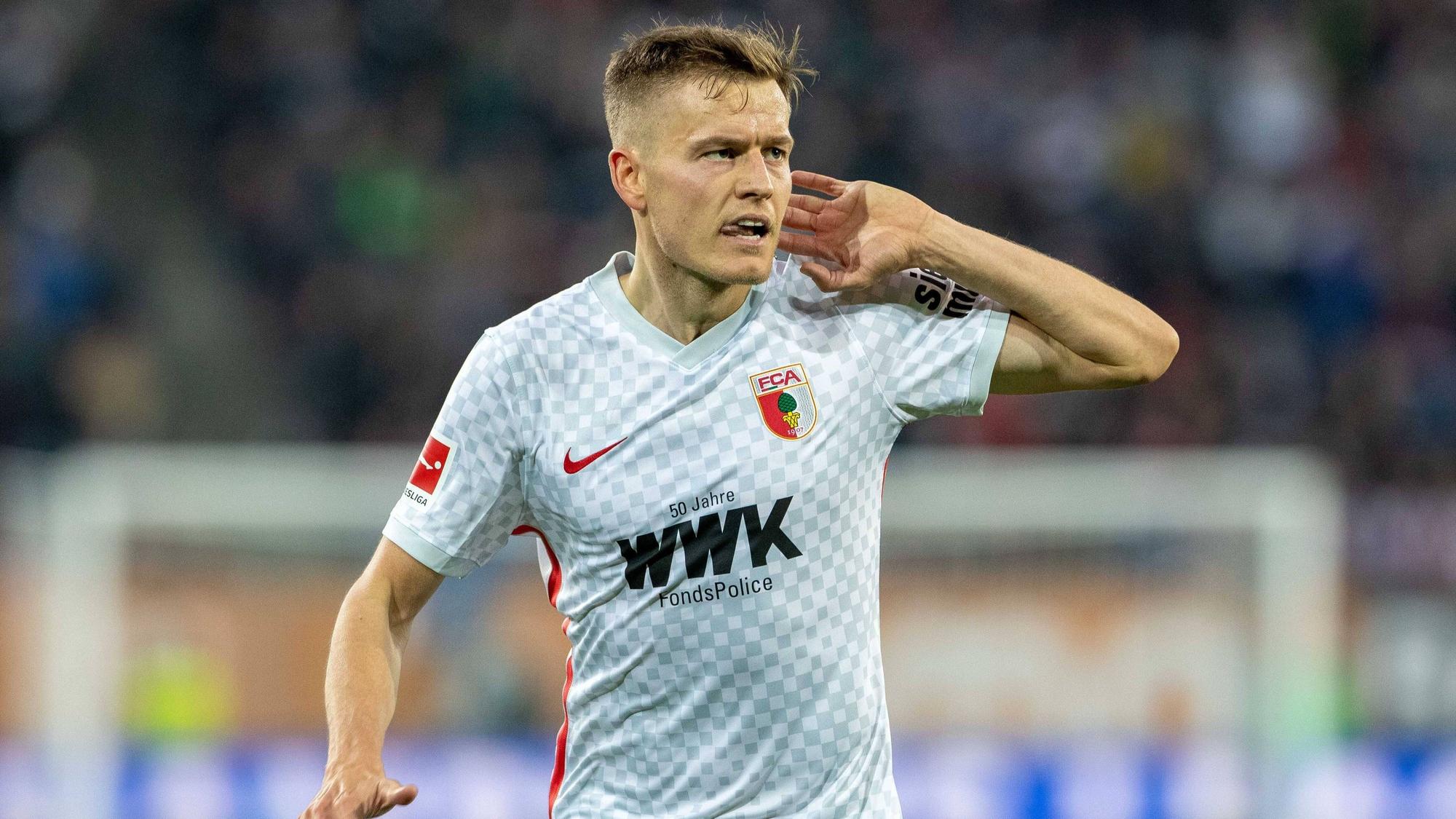 Alfred Finnbogason vom FC Augsburg. Auf diesem Foto ist der Stürmer am 31. Oktober 2021 im Spiel gegen den VfB Stuttgart zu sehen. Finnbogason macht eine Geste.
