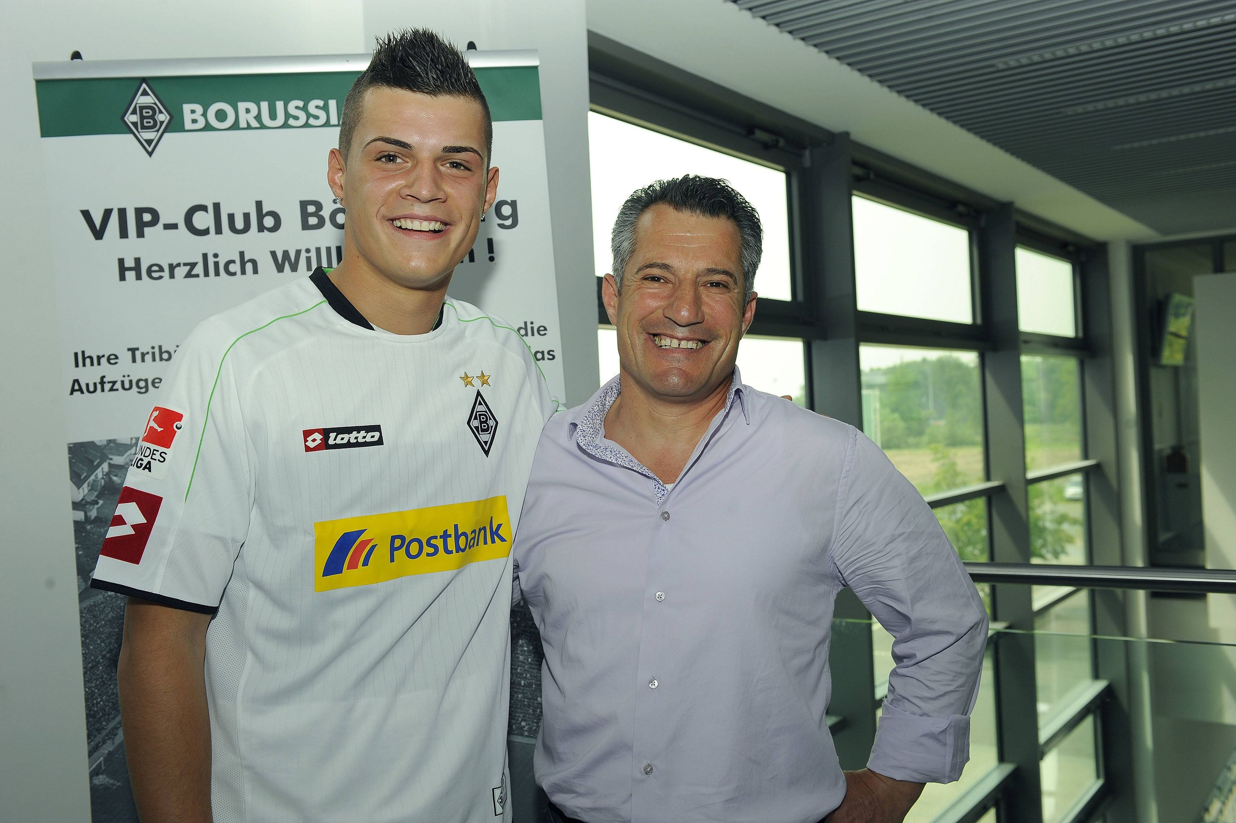 Granit Xhaka (l.) mit seinem Vater Ragip Xhaka (r.) am 21. Mai 2012 im Gladbacher Borussia-Park. Beide lächeln in die Kamera.