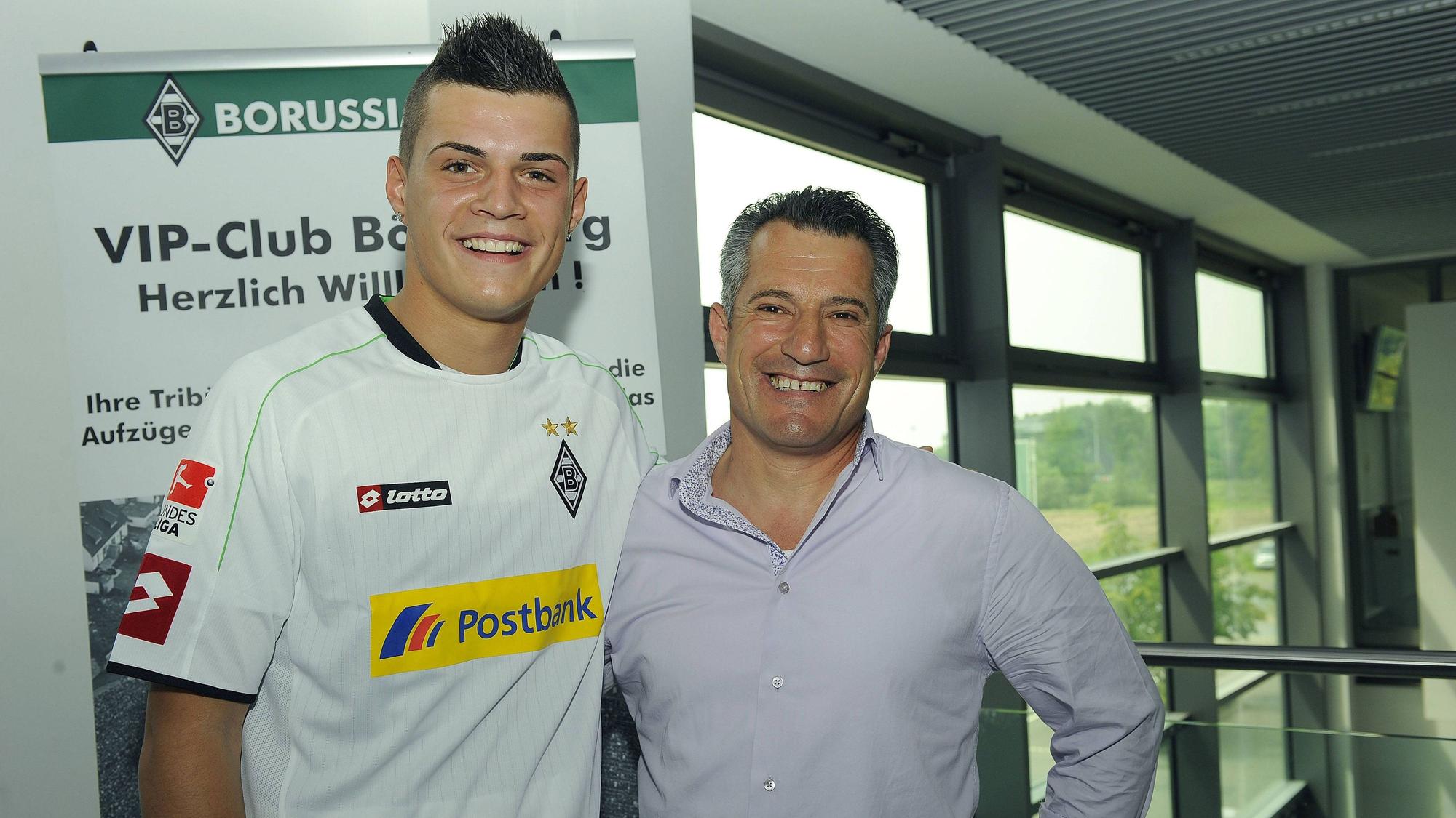 Granit Xhaka (l.) mit seinem Vater Ragip Xhaka (r.) am 21. Mai 2012 im Gladbacher Borussia-Park. Beide lächeln in die Kamera.