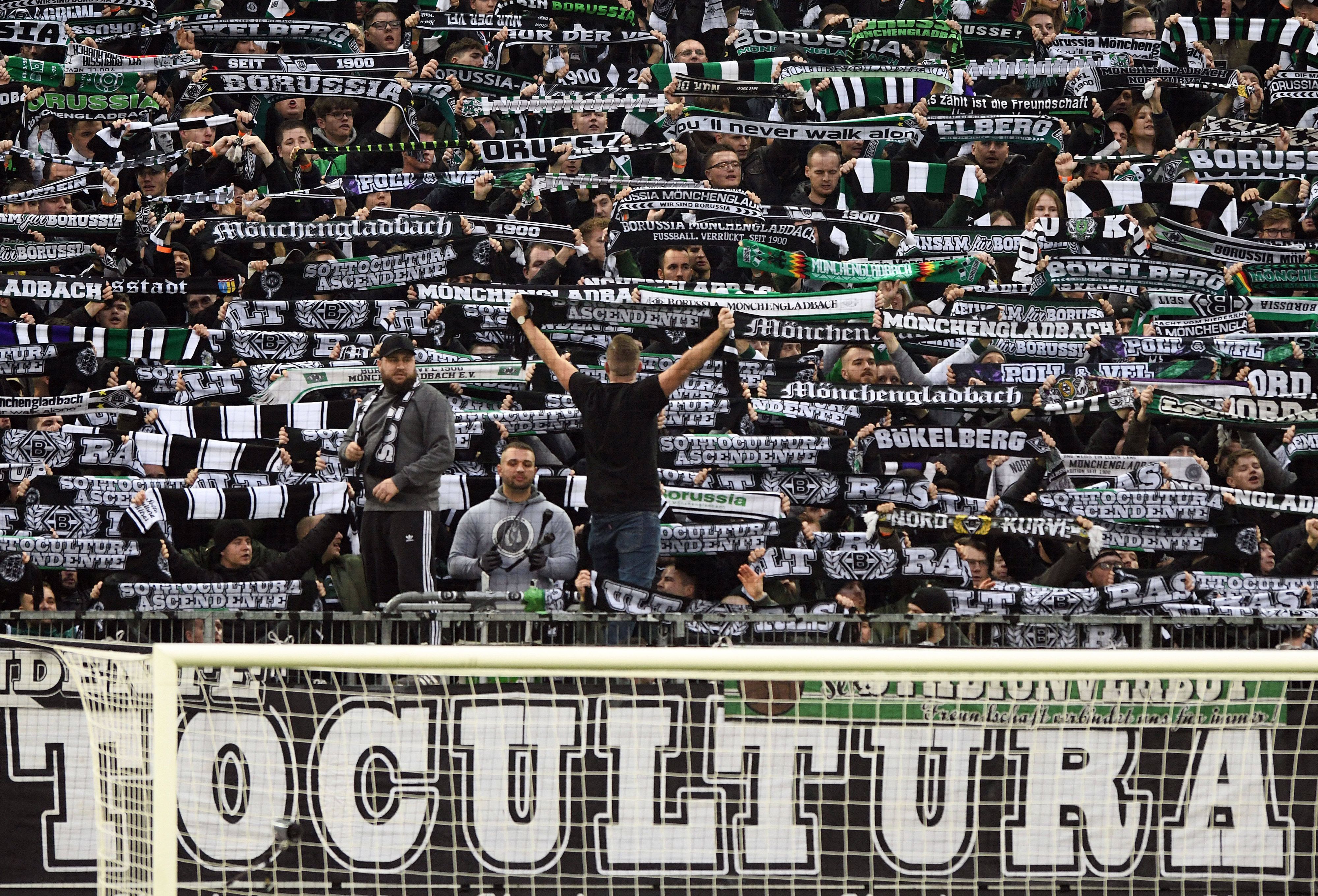 Fans in der Nordkurve im Gladbacher Borussia-Park am 20. November 2021. Die Gladbach-Fans halten ihre Schals hoch.