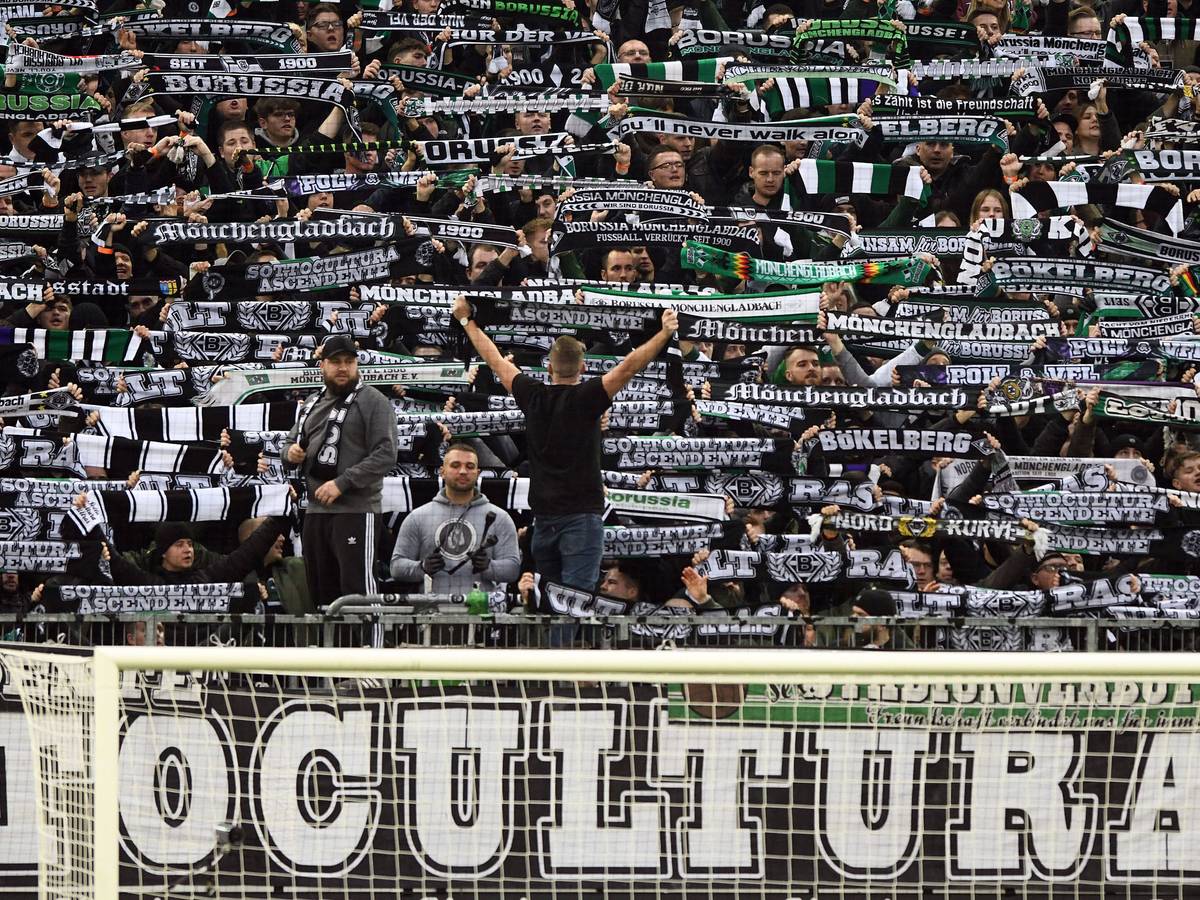 Fans in der Nordkurve im Gladbacher Borussia-Park am 20. November 2021. Die Gladbach-Fans halten ihre Schals hoch.