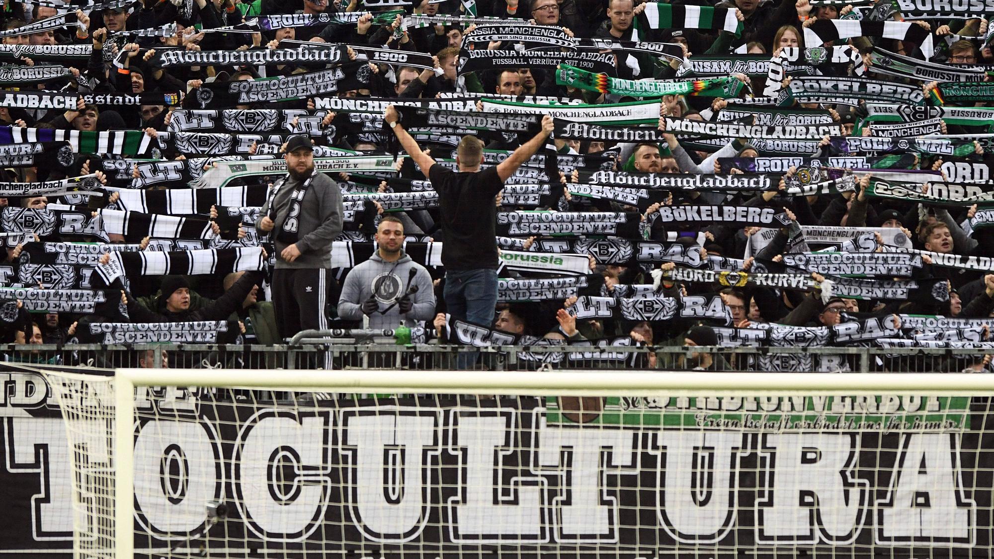 Fans in der Nordkurve im Gladbacher Borussia-Park am 20. November 2021. Die Gladbach-Fans halten ihre Schals hoch.