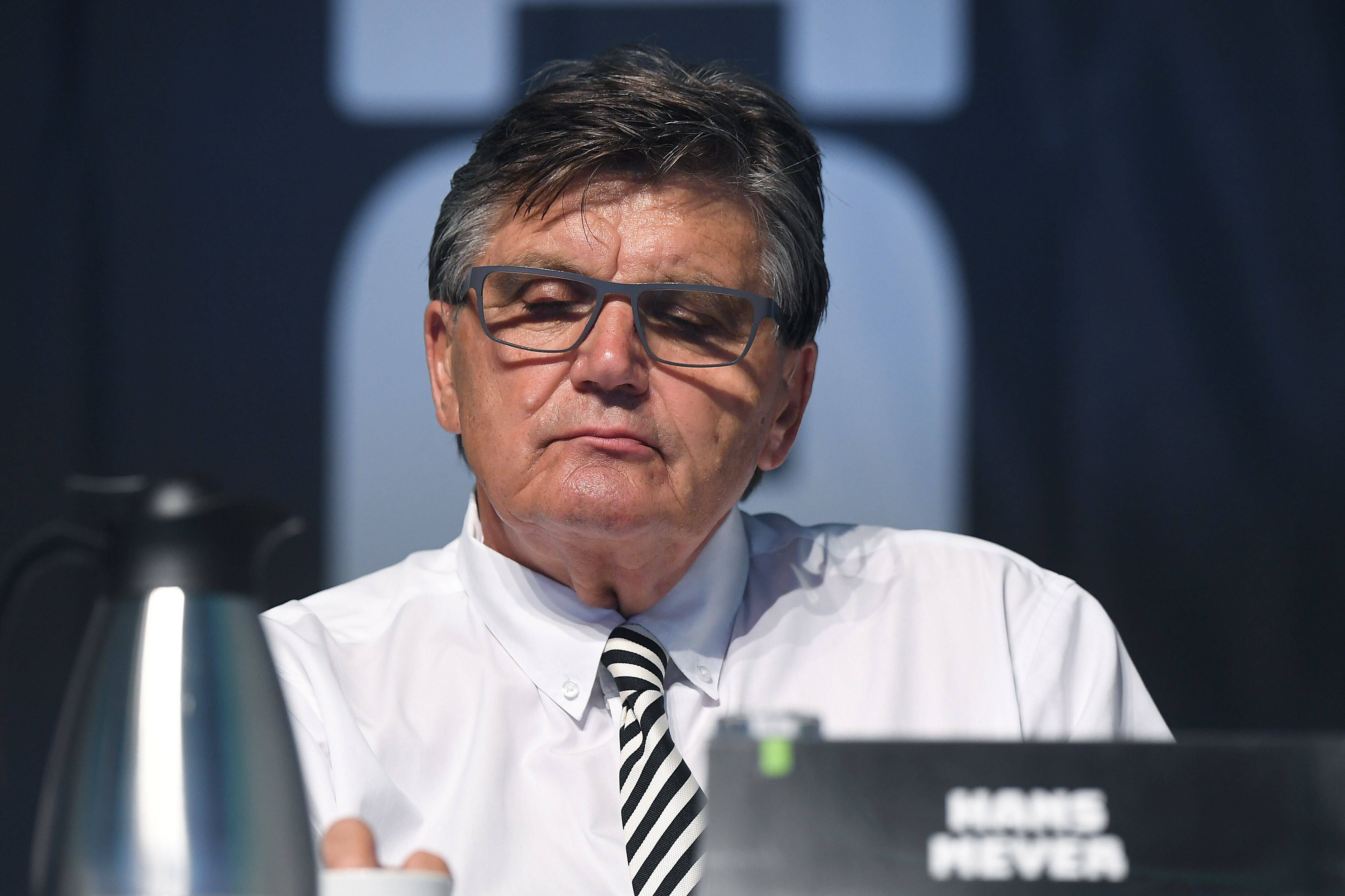 Hans Meyer, Präsidiumsmitglied von Borussia Mönchengladbach, hier zu sehen bei der Mitgliederversammlung am 10. August 2021 im Borussia-Park. Meyer schaut nach unten.