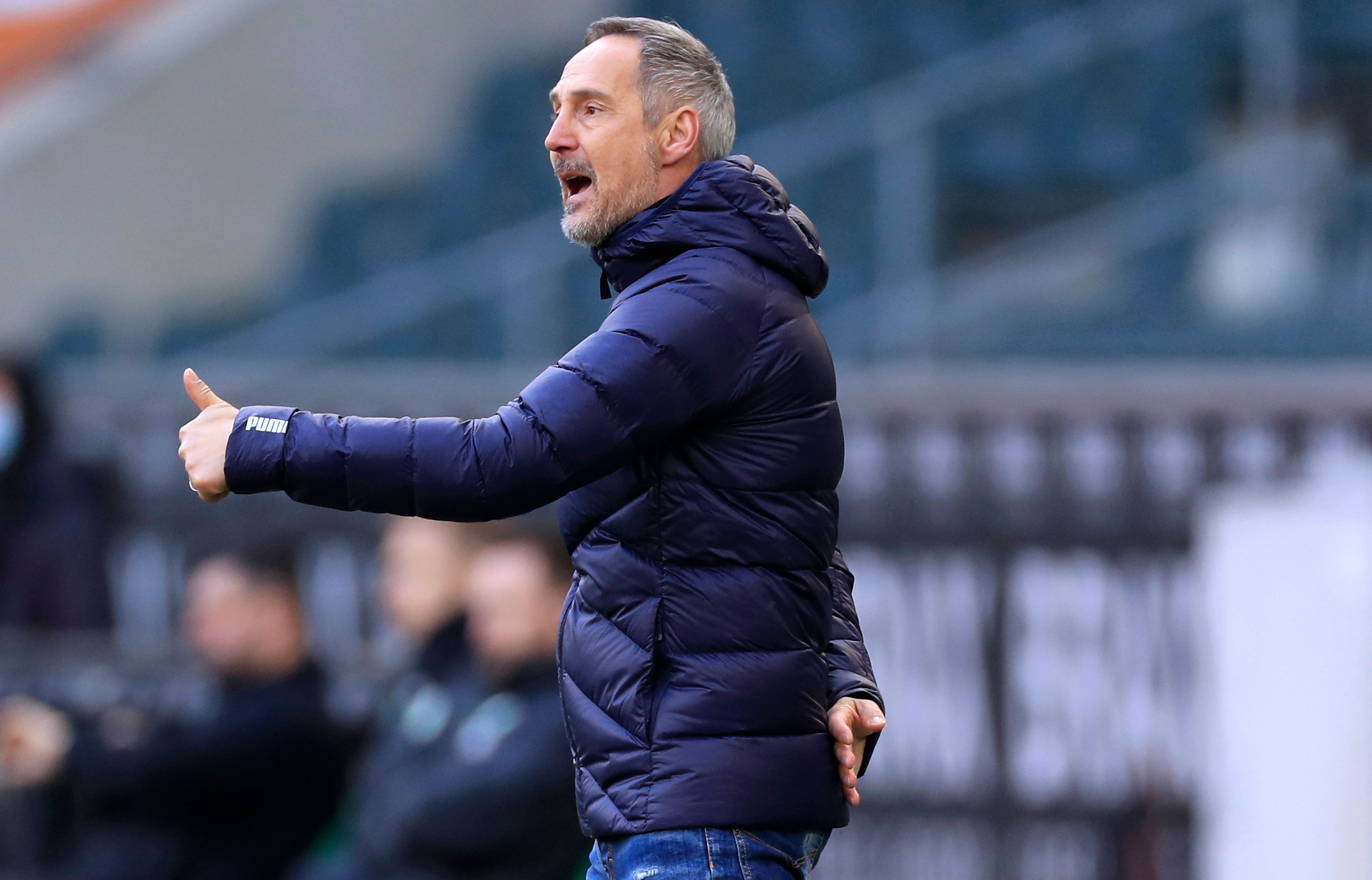 Adi Hütter, Cheftrainer von Fußball-Bundesligist Borussia Mönchengladbach. Dieses Bild zeigt den Österreicher am 26. Februar 2022 im Borussia-Park. Hütter macht eine Geste mit der rechten Hand.