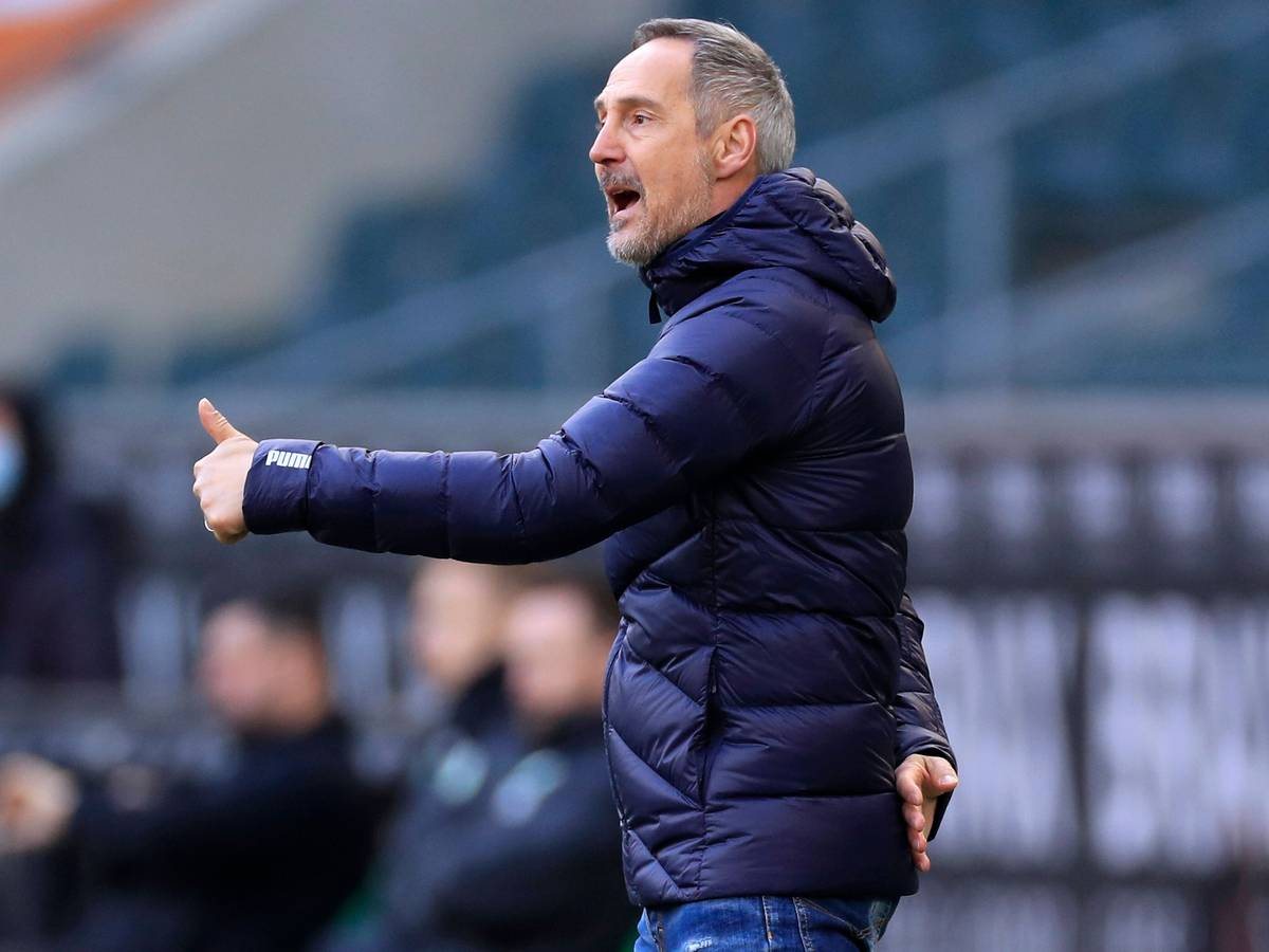 Adi Hütter, Cheftrainer von Fußball-Bundesligist Borussia Mönchengladbach. Dieses Bild zeigt den Österreicher am 26. Februar 2022 im Borussia-Park. Hütter macht eine Geste mit der rechten Hand.