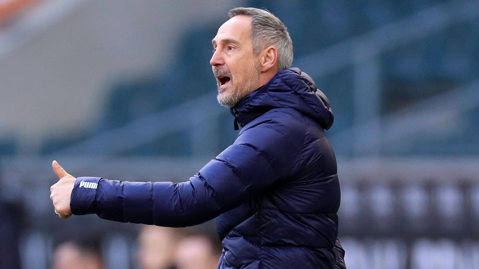 Adi Hütter, Cheftrainer von Fußball-Bundesligist Borussia Mönchengladbach. Dieses Bild zeigt den Österreicher am 26. Februar 2022 im Borussia-Park. Hütter macht eine Geste mit der rechten Hand.