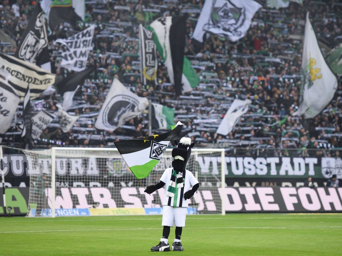 Jünter, Maskottchen von Borussia Mönchengladbach, vor dem Fanblock im Borussia-Park. Diese Aufnahme stammt vom 25. Januar 2020 vor dem Bundesliga-Duell zwischen der Fohlen-Elf und Mainz 05. Jünter hat eine Fahne.