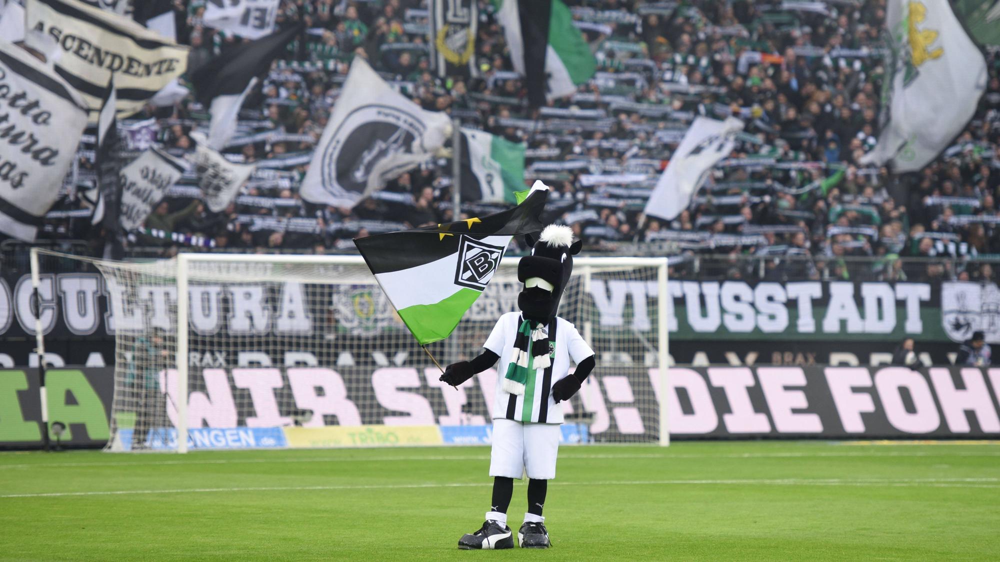 Jünter, Maskottchen von Borussia Mönchengladbach, vor dem Fanblock im Borussia-Park. Diese Aufnahme stammt vom 25. Januar 2020 vor dem Bundesliga-Duell zwischen der Fohlen-Elf und Mainz 05. Jünter hat eine Fahne.