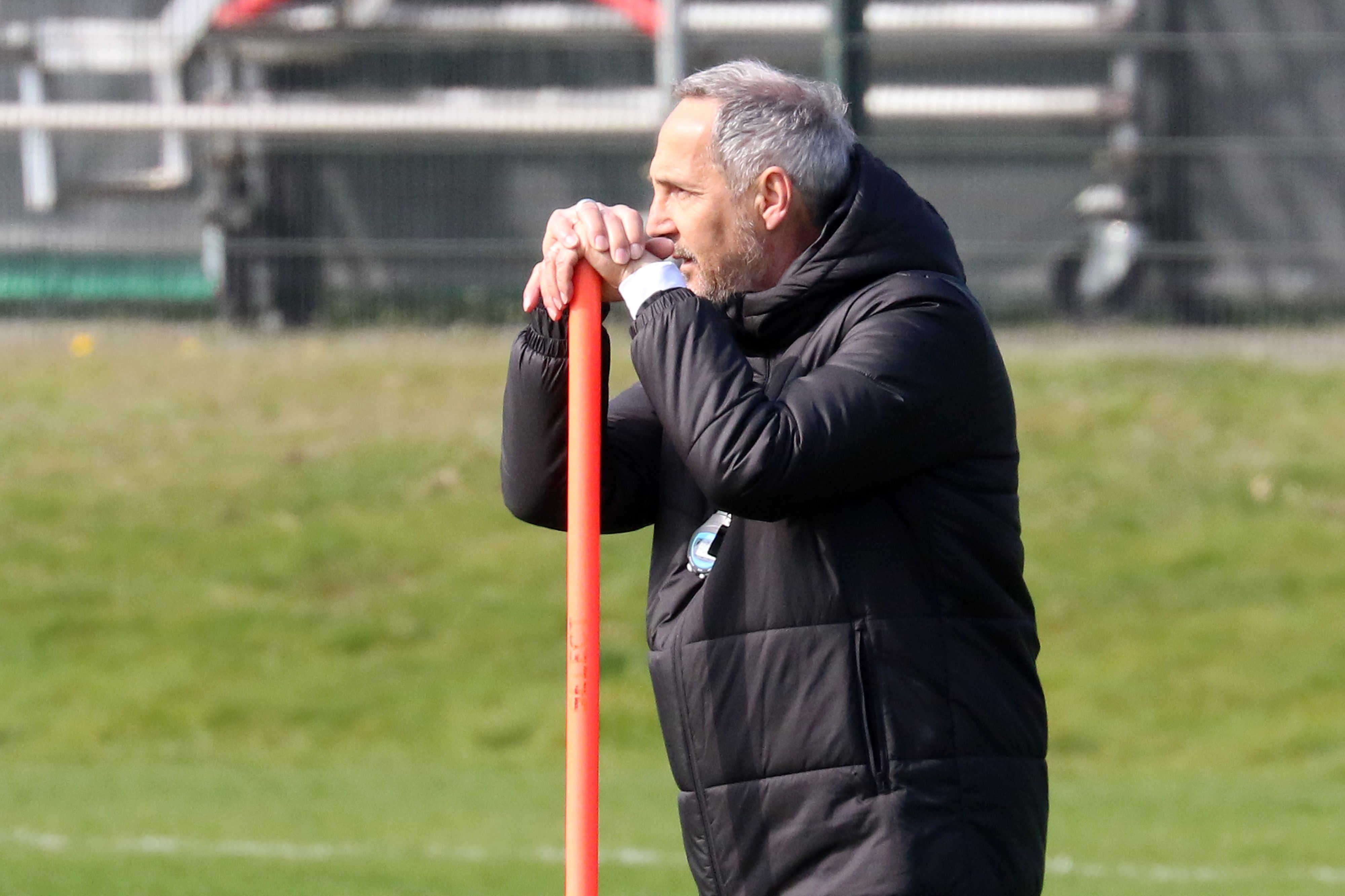 Trainer Adi Hütter muss am Sonntag (3. April 2022) auf einige Spieler verzichten. Das Foto zeigt den Österreicher bei einer Trainingseinheit am 30. März 2022.