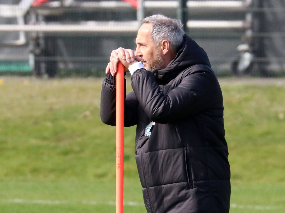 Trainer Adi Hütter muss am Sonntag (3. April 2022) auf einige Spieler verzichten. Das Foto zeigt den Österreicher bei einer Trainingseinheit am 30. März 2022.