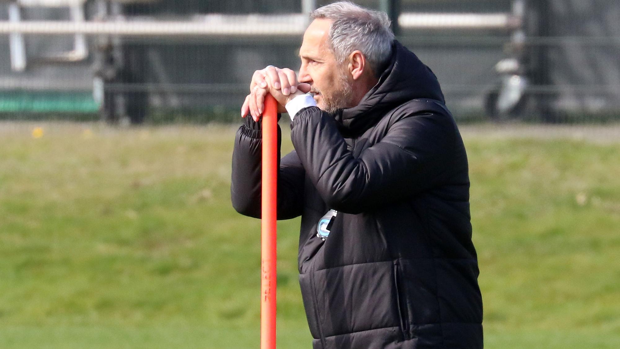 Trainer Adi Hütter muss am Sonntag (3. April 2022) auf einige Spieler verzichten. Das Foto zeigt den Österreicher bei einer Trainingseinheit am 30. März 2022.
