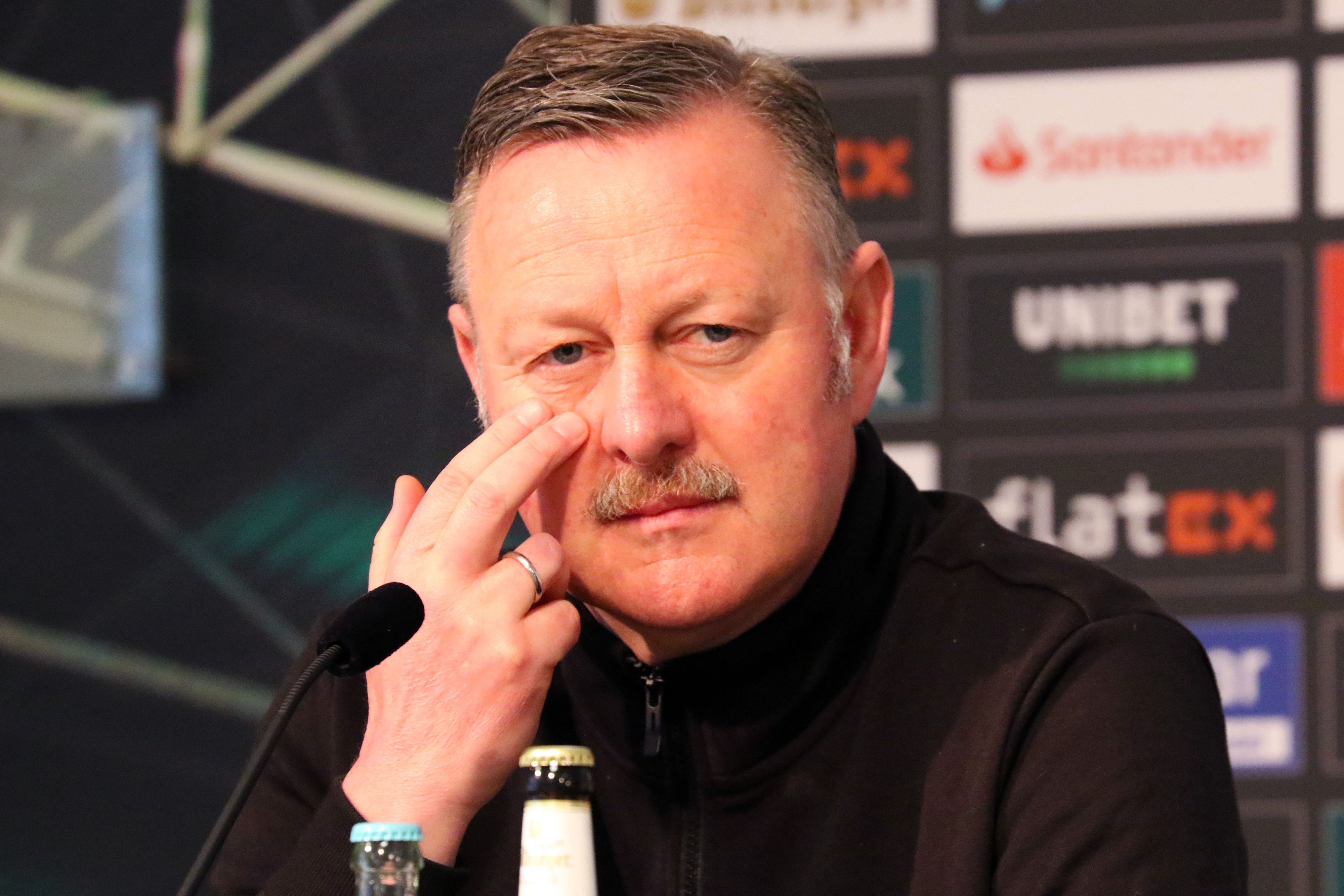 Gladbach-Manager Roland Virkus, hier zu sehen während einer Pressekonferenz am 1. April 2022 im Borussia-Park. Virkus schaut in den Presseraum.