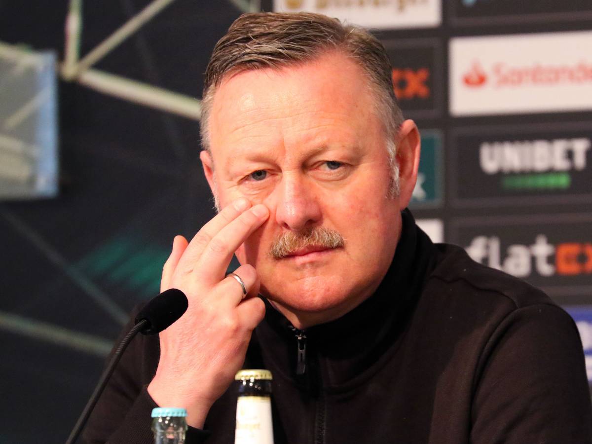 Gladbach-Manager Roland Virkus, hier zu sehen während einer Pressekonferenz am 1. April 2022 im Borussia-Park. Virkus schaut in den Presseraum.
