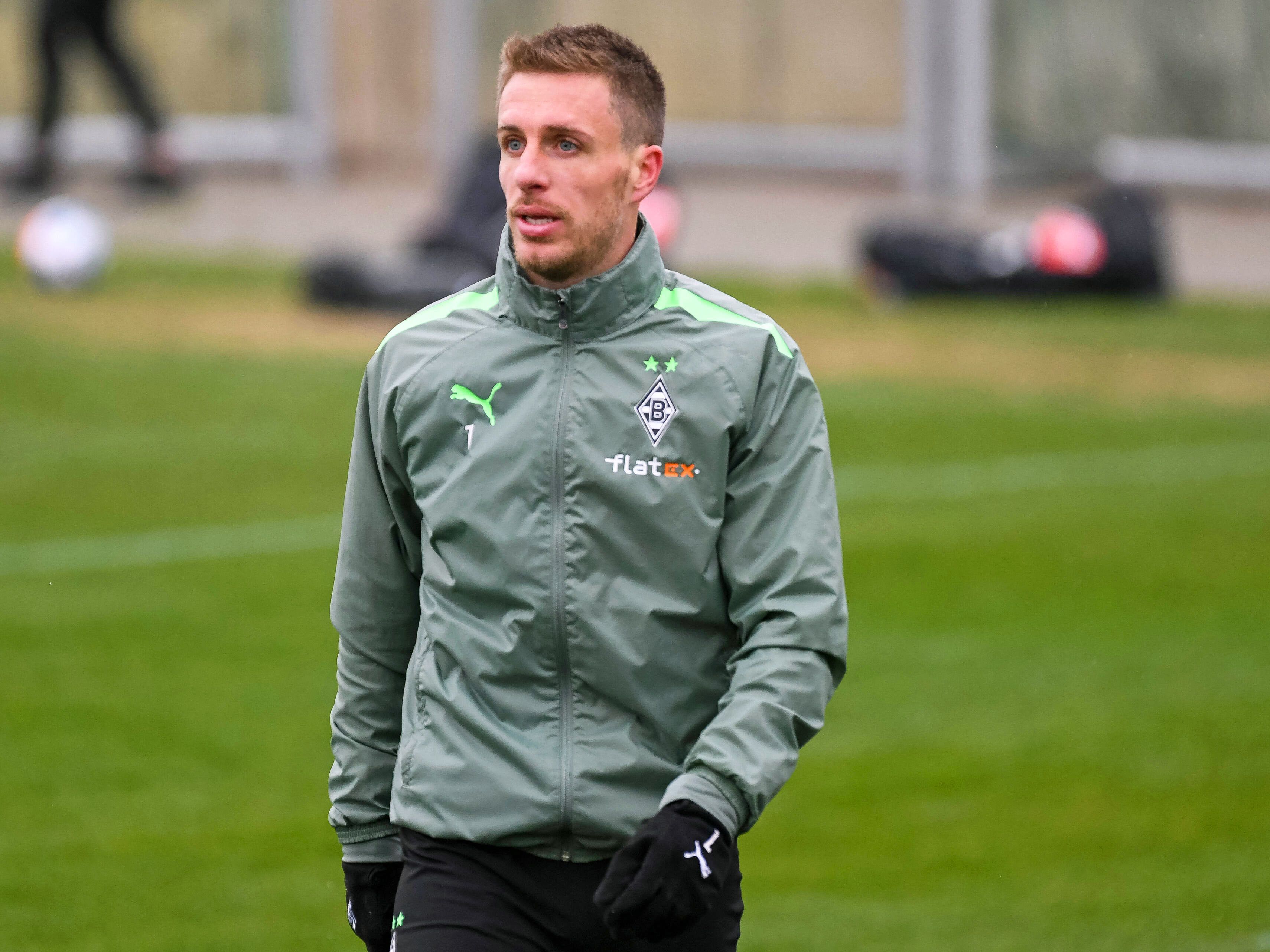 Patrick Herrmann im Training der Profis von Borussia Mönchengladbach am 1. April 2022 im Borussia-Park. Herrmann blickt nach vorne auf das Trainingsgeschehen.