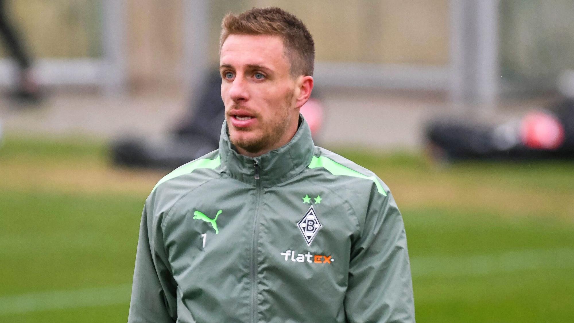 Patrick Herrmann im Training der Profis von Borussia Mönchengladbach am 1. April 2022 im Borussia-Park. Herrmann blickt nach vorne auf das Trainingsgeschehen.