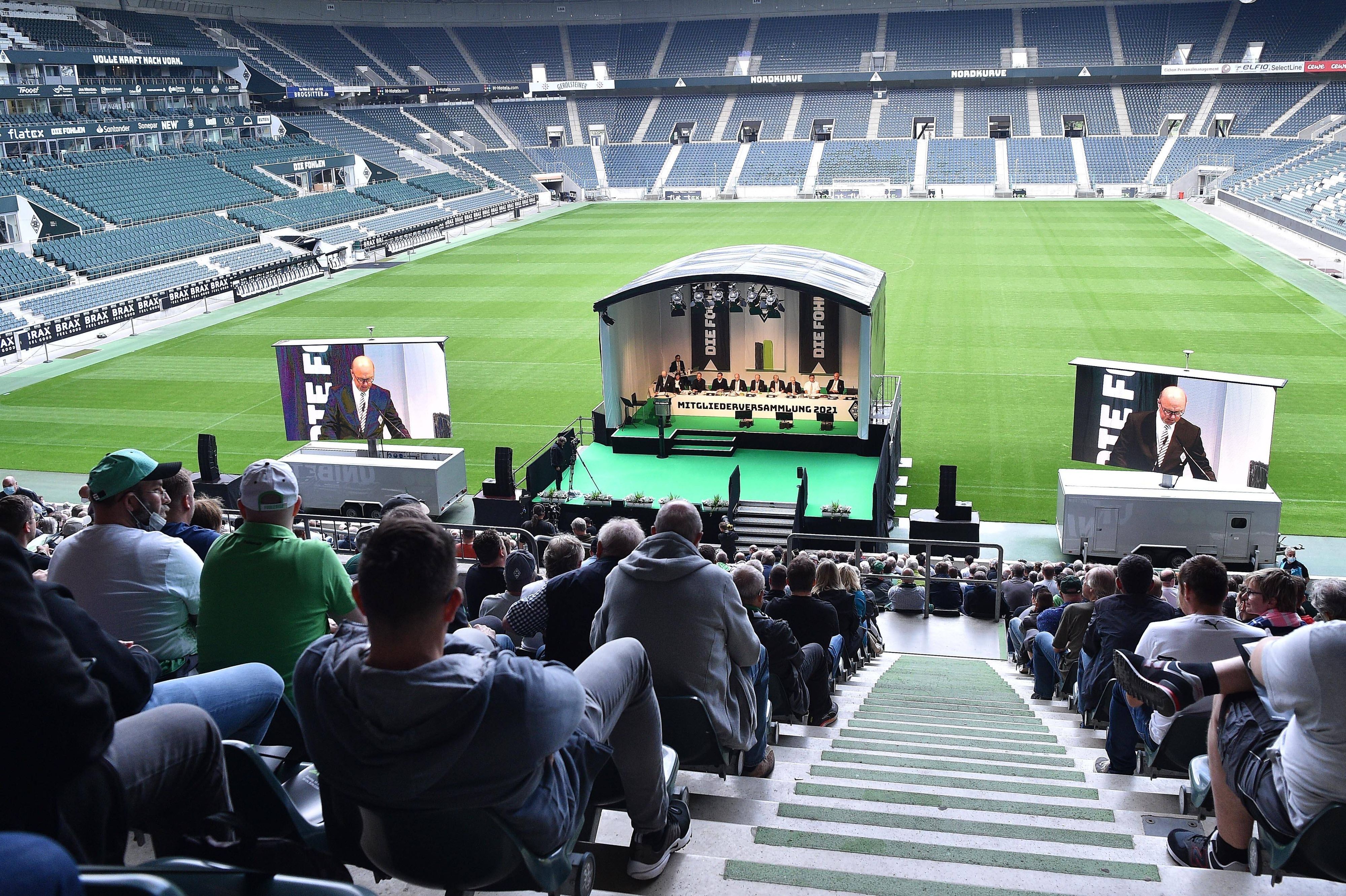 Mitgliederversammlung bei Borussia Mönchengladbach. Dieses Bild zeigt die Versammlung der Borussia am 10. August 2021. Zu sehen sind Mitglieder auf der Tribüne und die große Bühne.