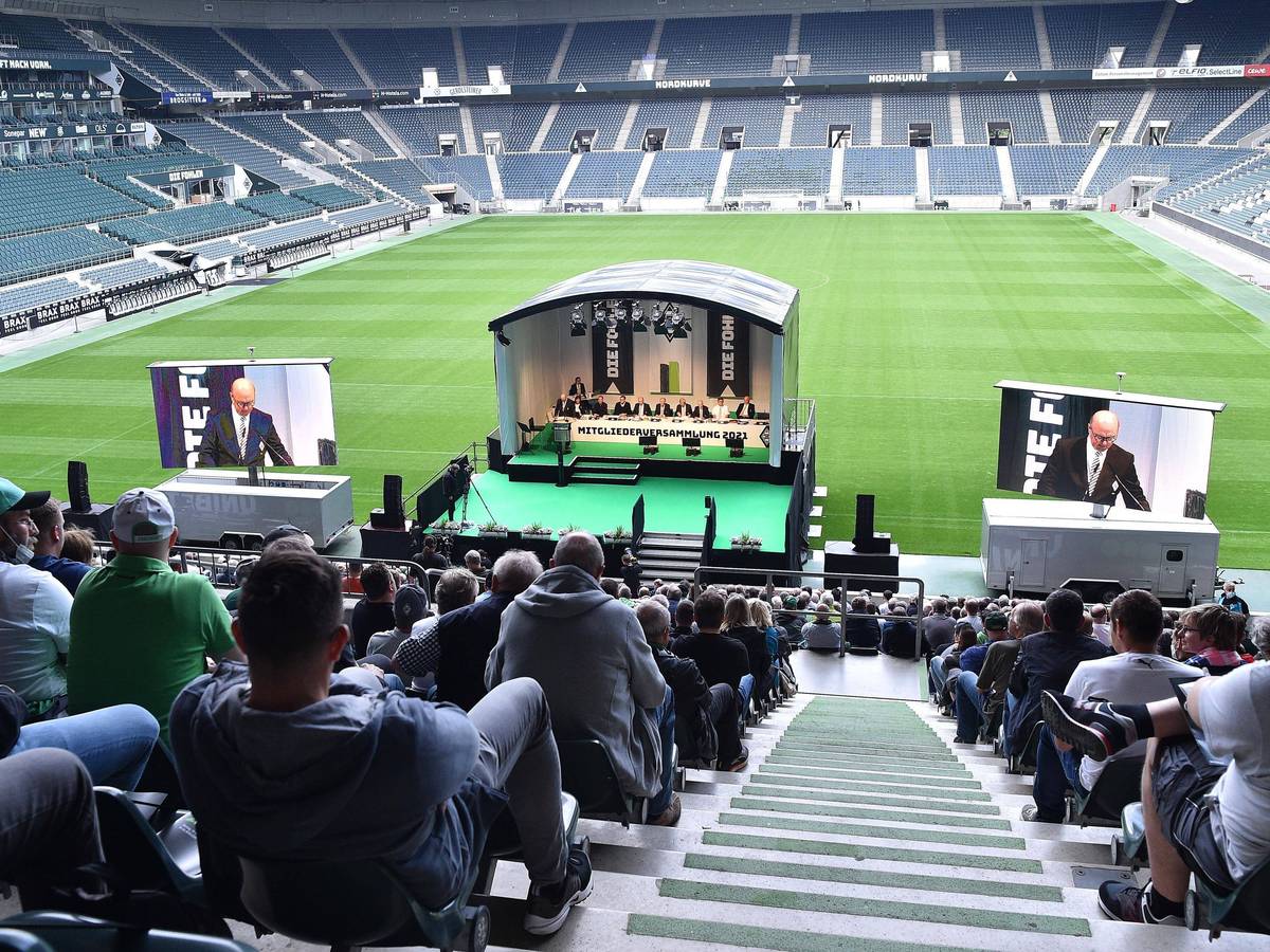Mitgliederversammlung bei Borussia Mönchengladbach. Dieses Bild zeigt die Versammlung der Borussia am 10. August 2021. Die Mitglieder schauen von der Südtribüne aus auf das Podium.