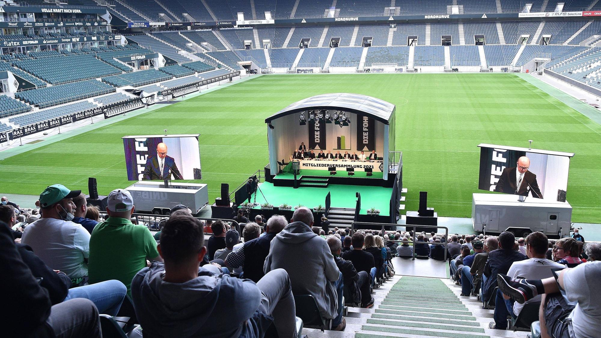 Mitgliederversammlung bei Borussia Mönchengladbach. Dieses Bild zeigt die Versammlung der Borussia am 10. August 2021. Die Mitglieder schauen von der Südtribüne aus auf das Podium.