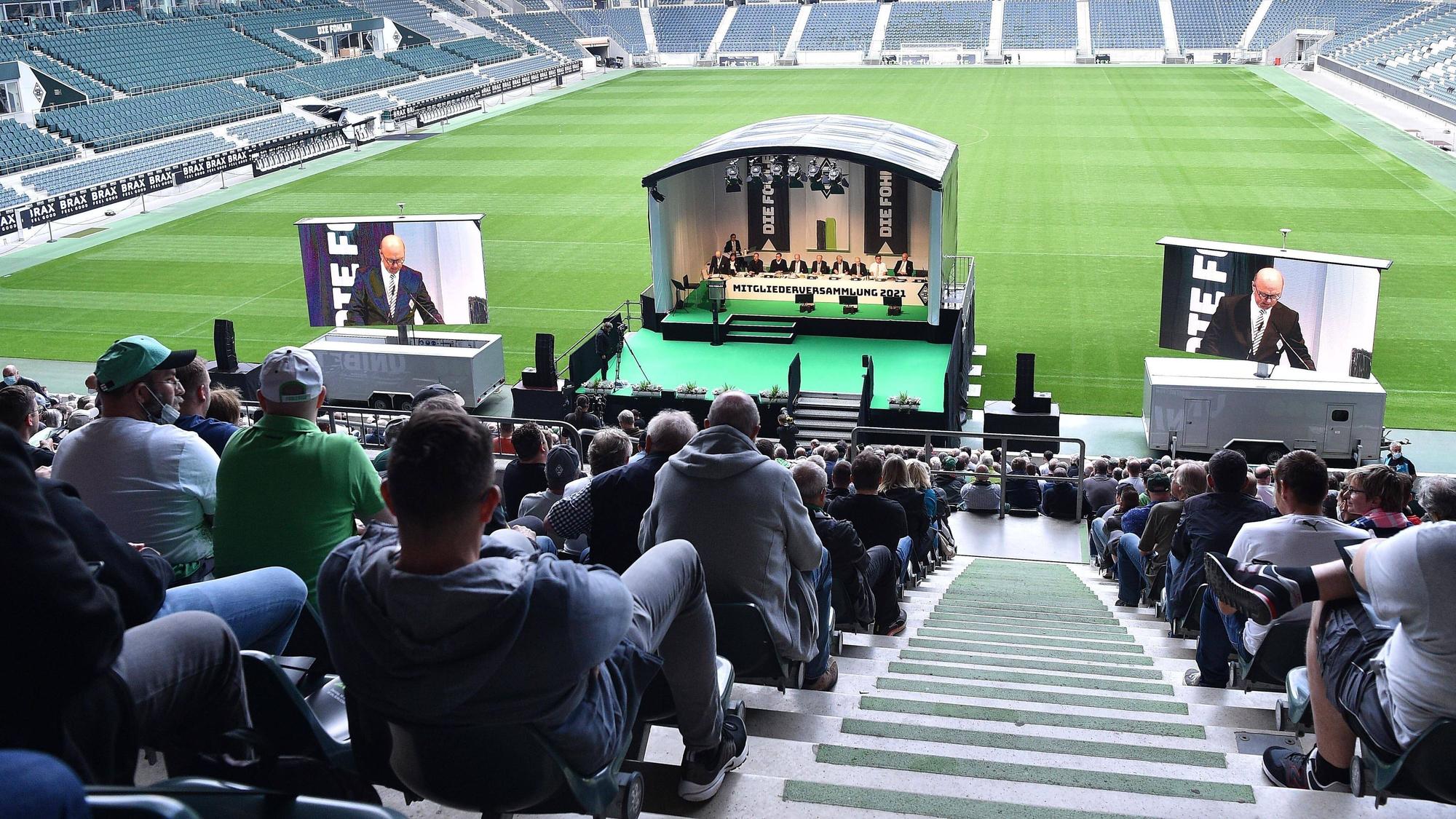 Mitgliederversammlung bei Borussia Mönchengladbach. Dieses Bild zeigt die Versammlung der Borussia am 10. August 2021. Zu sehen sind Mitglieder auf der Tribüne und die große Bühne.