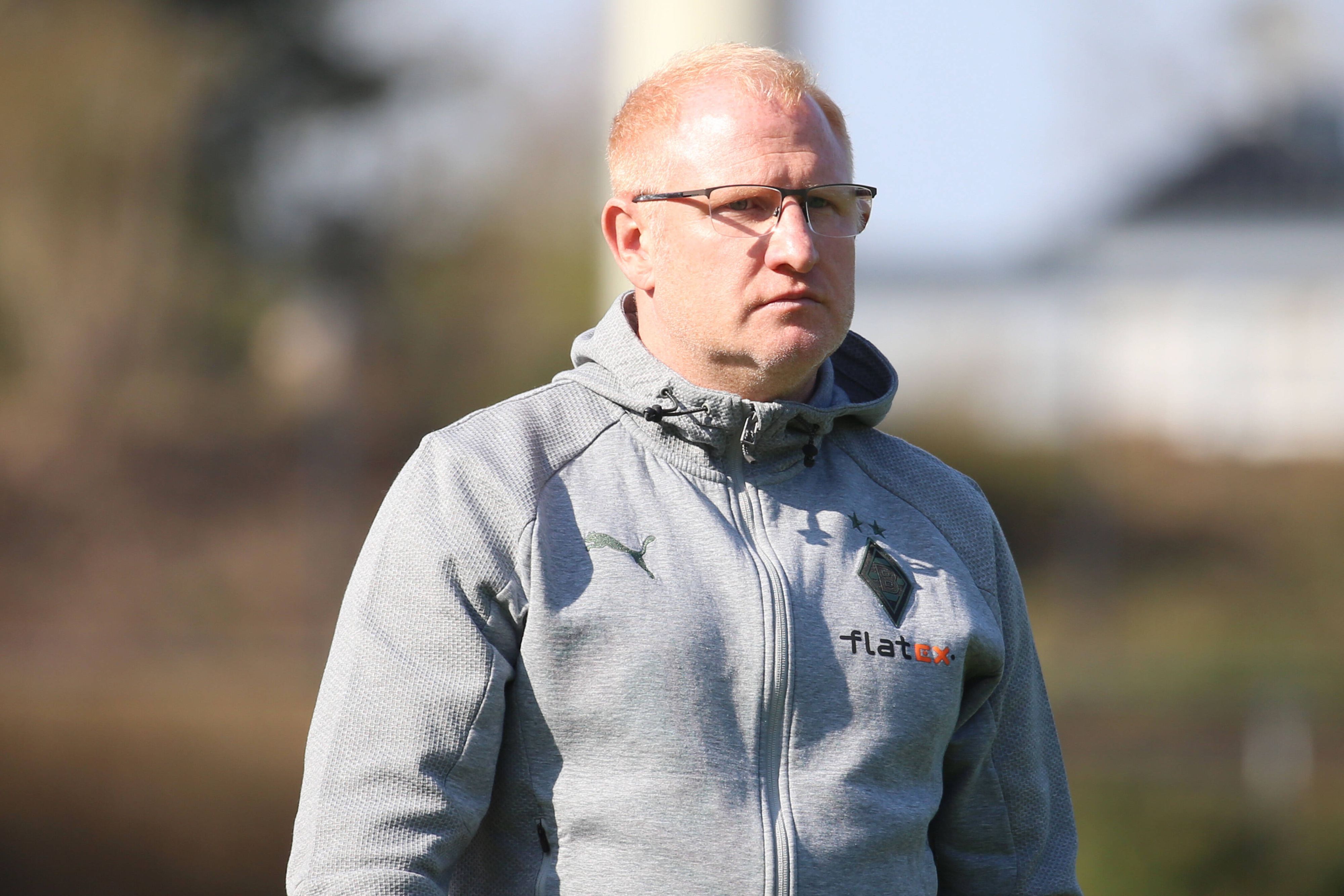 Der ehemalige Gladbach-Trainer Heiko Vogel, hier zu sehen am 26. März 2022 im Rheydter Grenzlandstadion. Vogel trägt eine Brille und schaut nach vorne.