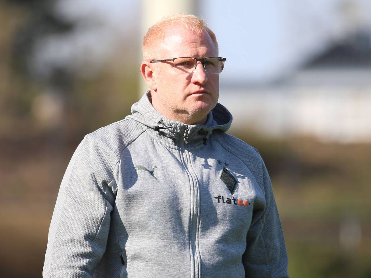 Der ehemalige Gladbach-Trainer Heiko Vogel, hier zu sehen am 26. März 2022 im Rheydter Grenzlandstadion. Vogel trägt eine Brille und schaut nach vorne.