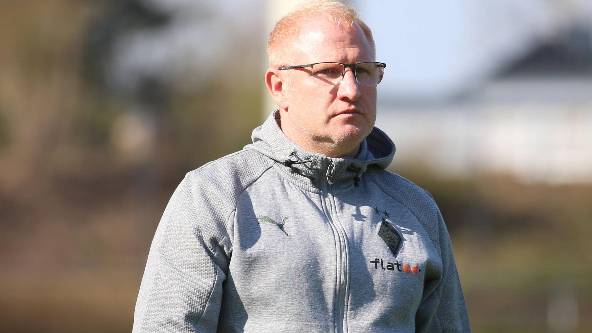 Heiko Vogel, Trainer von Borussia Mönchengladbachs U23 am 26. März 2022 beim Regionalliga-West-Duell gegen Wegberg-Beek grimmig schauend.