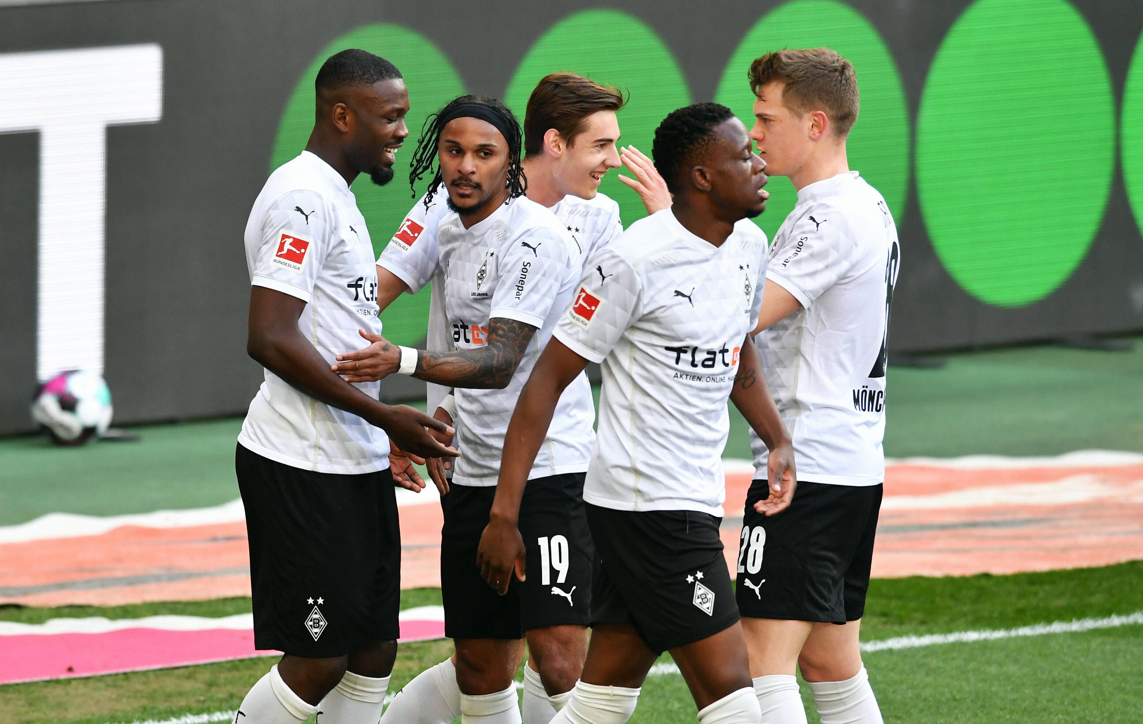 Marcus Thuram (l.), Valentino Lazaro (2.v.l.), Florian Neuhaus (Mitte), Denis Zakaria (2. v. r.) und Matthias Ginter (r.) beim Torjubel am 25. April 2021.
