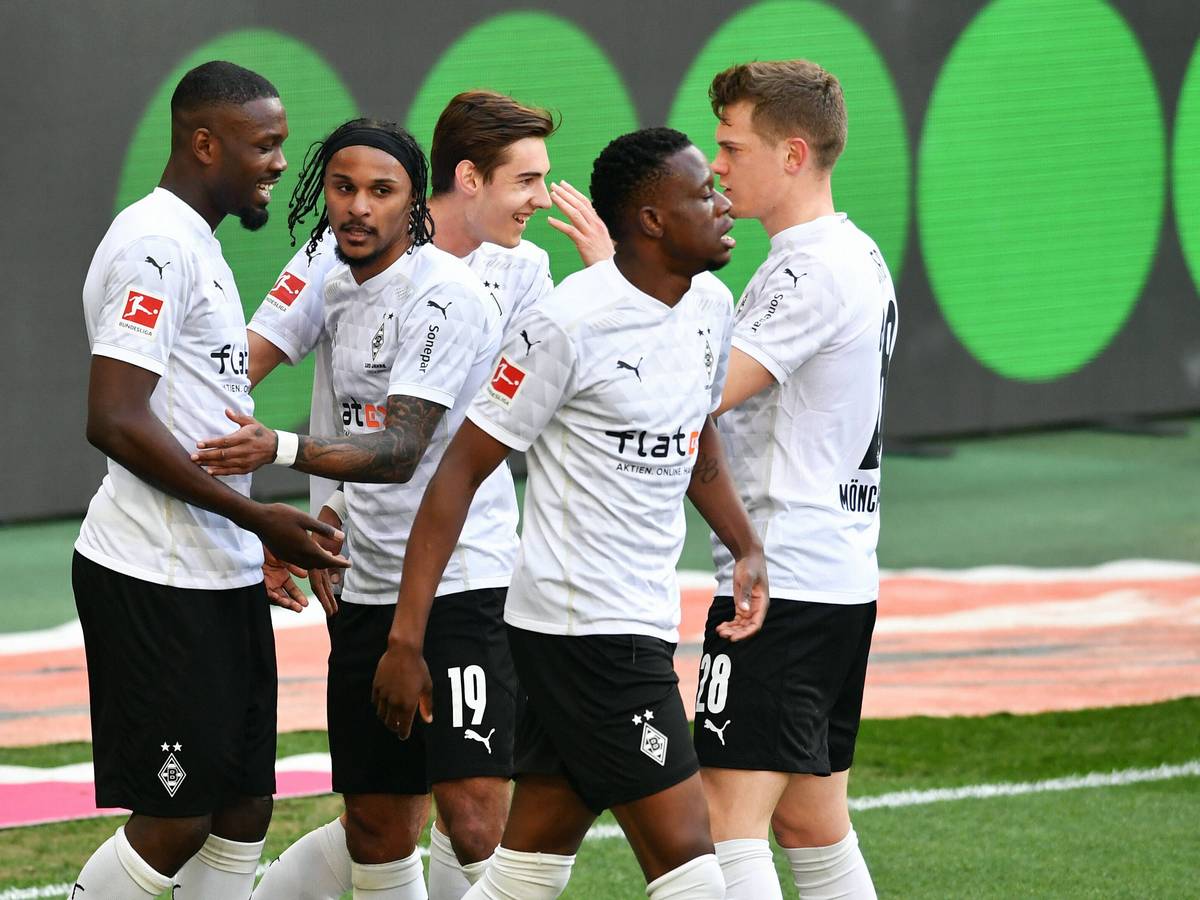 Marcus Thuram (l.), Valentino Lazaro (2.v.l.), Florian Neuhaus (Mitte), Denis Zakaria (2. v. r.) und Matthias Ginter (r.) beim Torjubel am 25. April 2021.
