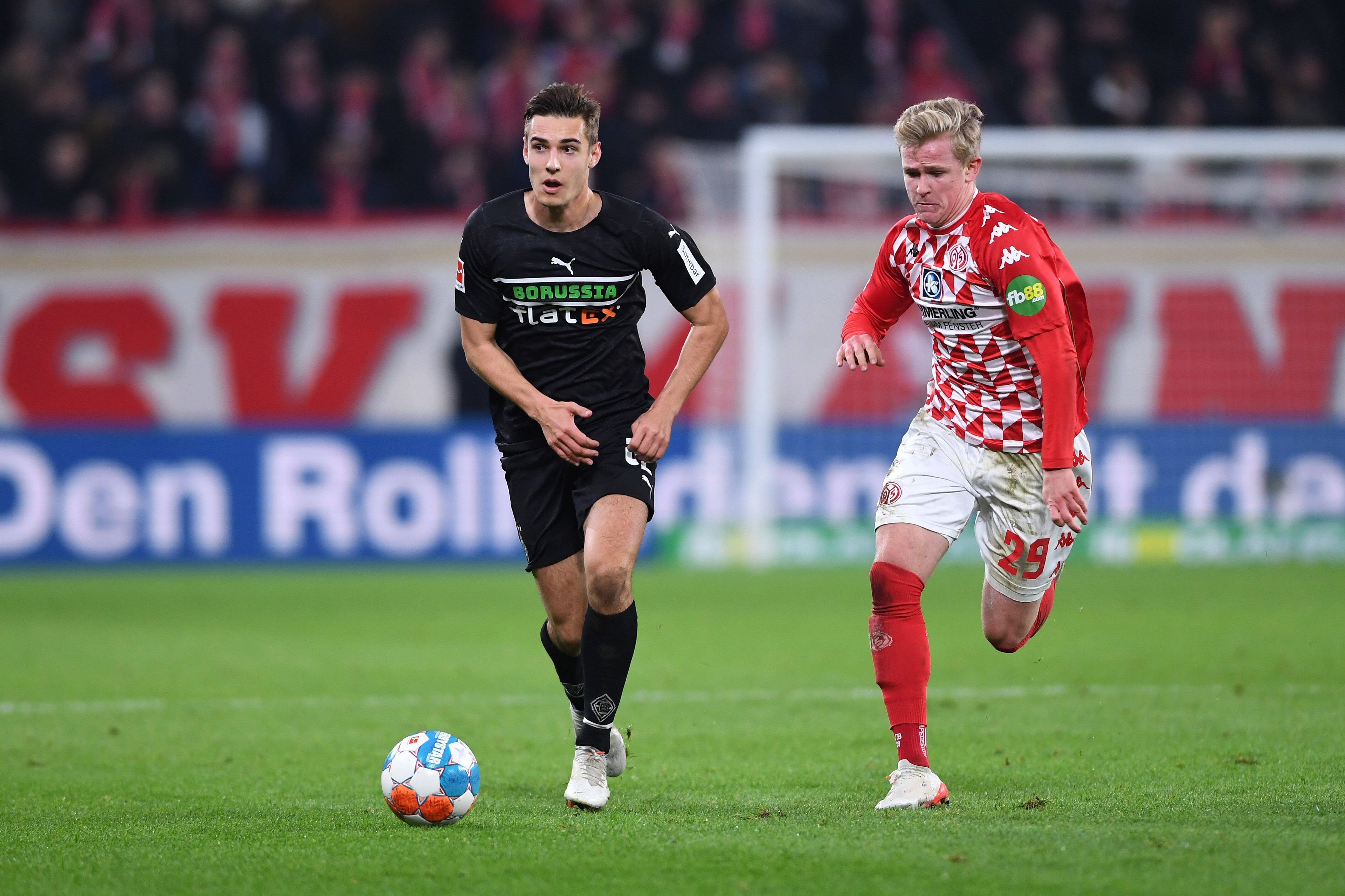 Florian Neuhaus von Borussia Mönchengladbach im Duell mit Jonathan Burkhardt von Mainz 05, im Bundesliga-Duell am 5. November 2021.