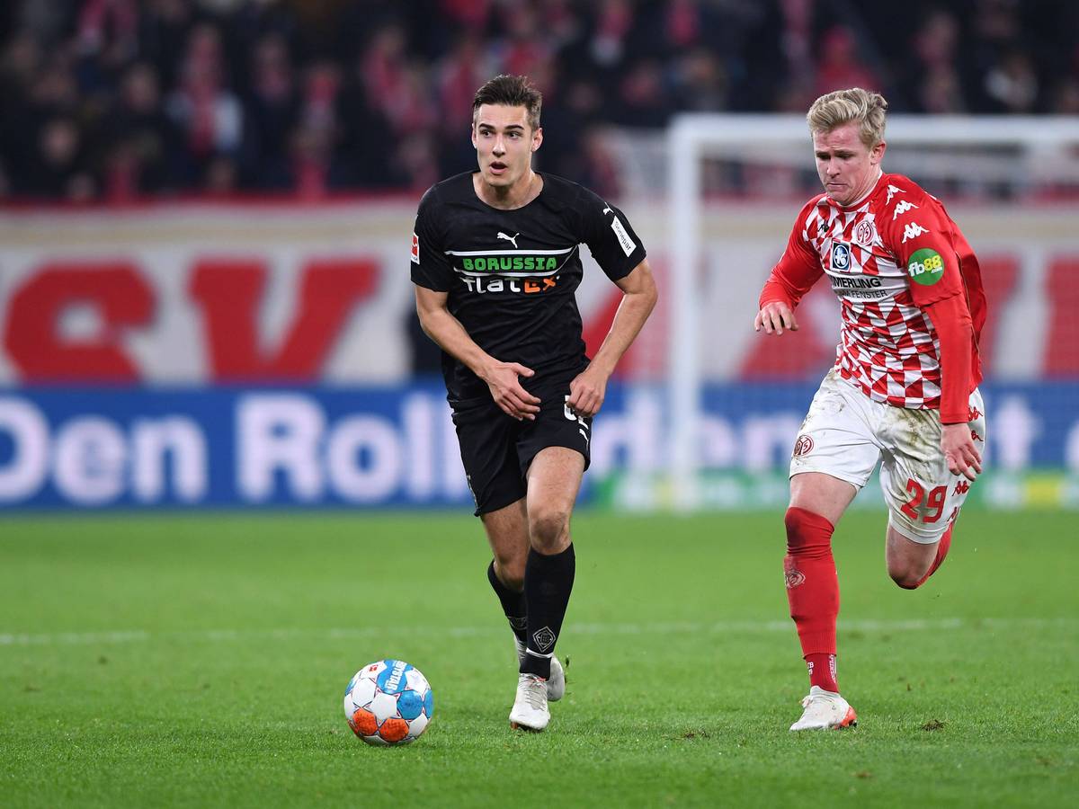 Florian Neuhaus von Borussia Mönchengladbach im Duell mit Jonathan Burkhardt von Mainz 05, im Bundesliga-Duell am 5. November 2021.