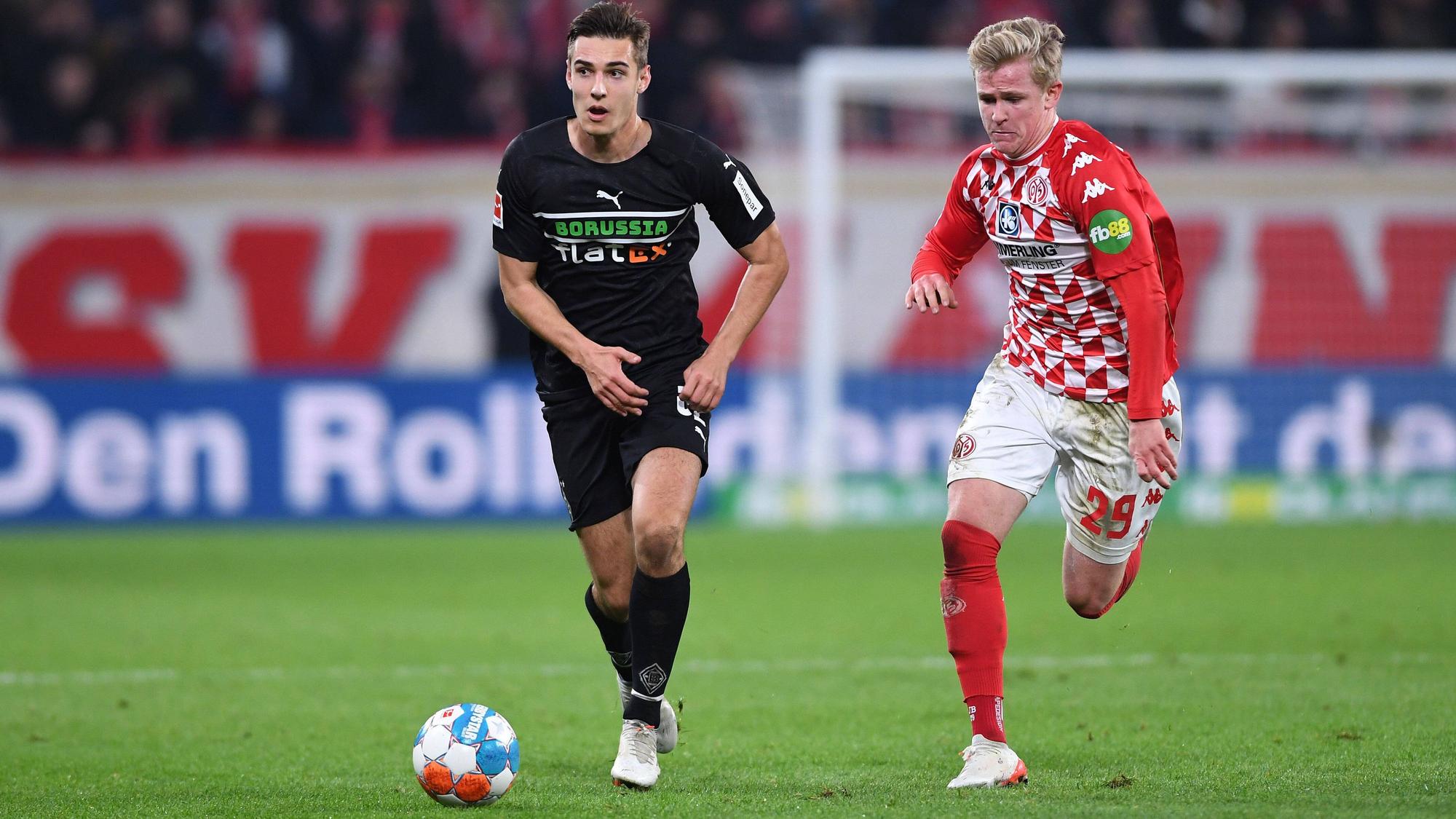 Florian Neuhaus von Borussia Mönchengladbach im Duell mit Jonathan Burkhardt von Mainz 05, im Bundesliga-Duell am 5. November 2021.