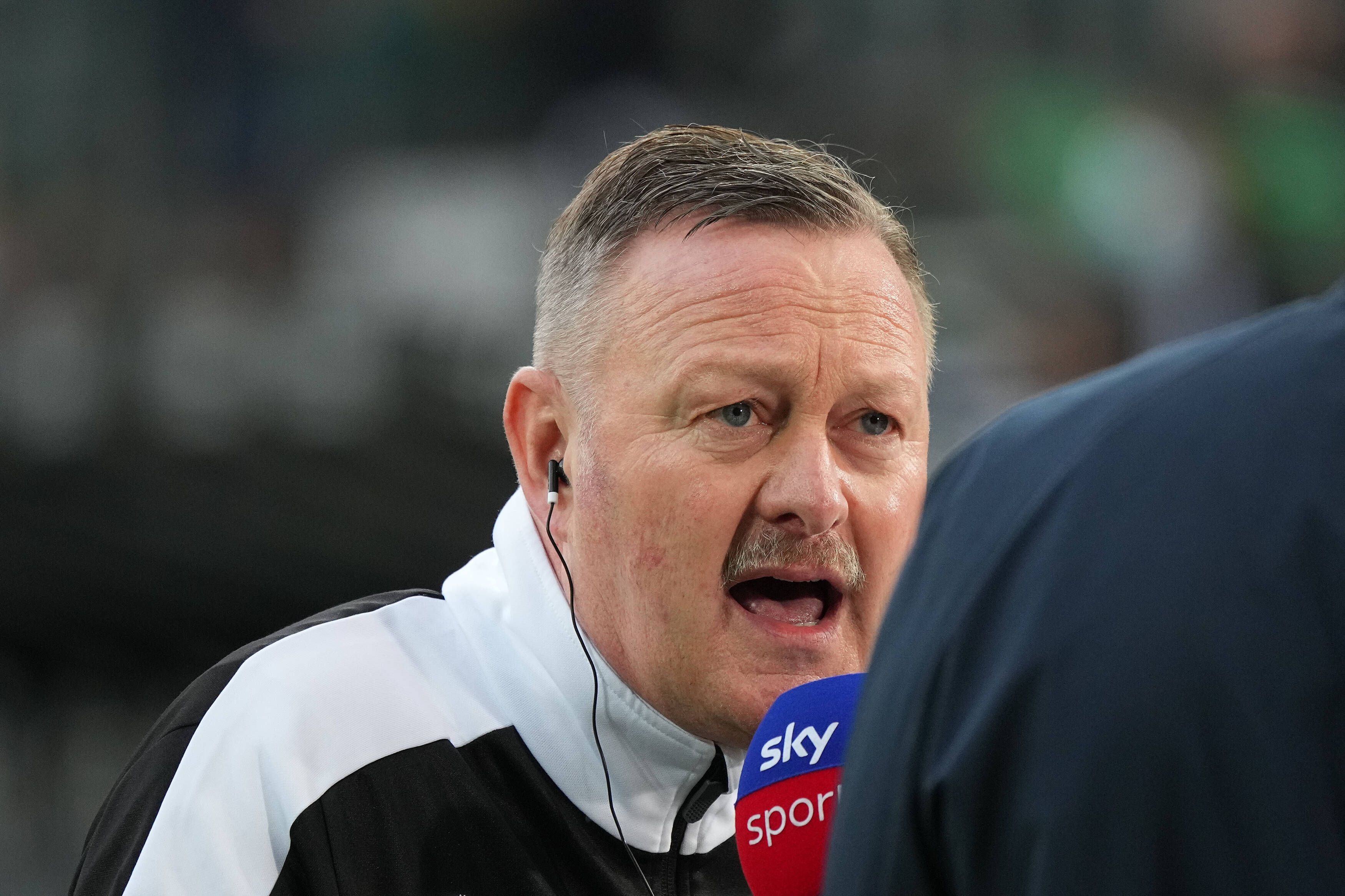 Roland Virkus, Sportdirektor von Borussia Mönchengladbach, hat in einem Interview die Ablösen im Jugendfußball kritisiert. Das Foto zeigt ihn am 12. März  beim Spiel gegen Hertha BSC an der Seitenlinie in einem Gespräch mit „Sky“.