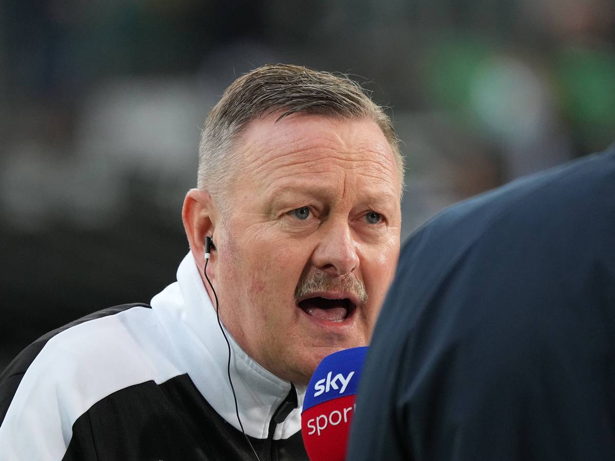 Roland Virkus, Sportdirektor von Borussia Mönchengladbach, hat in einem Interview die Ablösen im Jugendfußball kritisiert. Das Foto zeigt ihn am 12. März beim Spiel gegen Hertha BSC an der Seitenlinie in einem Gespräch mit „Sky“.