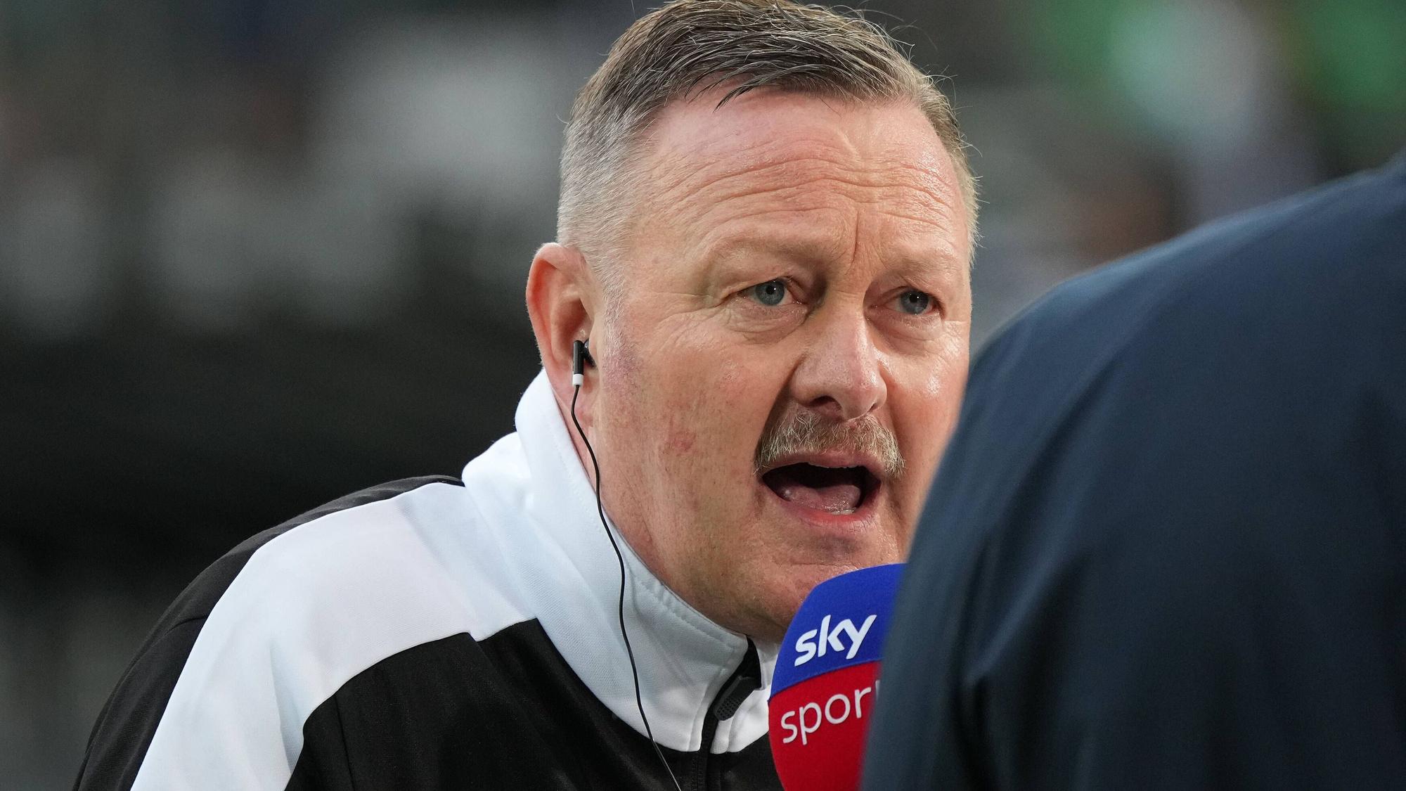 Roland Virkus, Sportdirektor von Borussia Mönchengladbach, hat in einem Interview die Ablösen im Jugendfußball kritisiert. Das Foto zeigt ihn am 12. März beim Spiel gegen Hertha BSC an der Seitenlinie in einem Gespräch mit „Sky“.