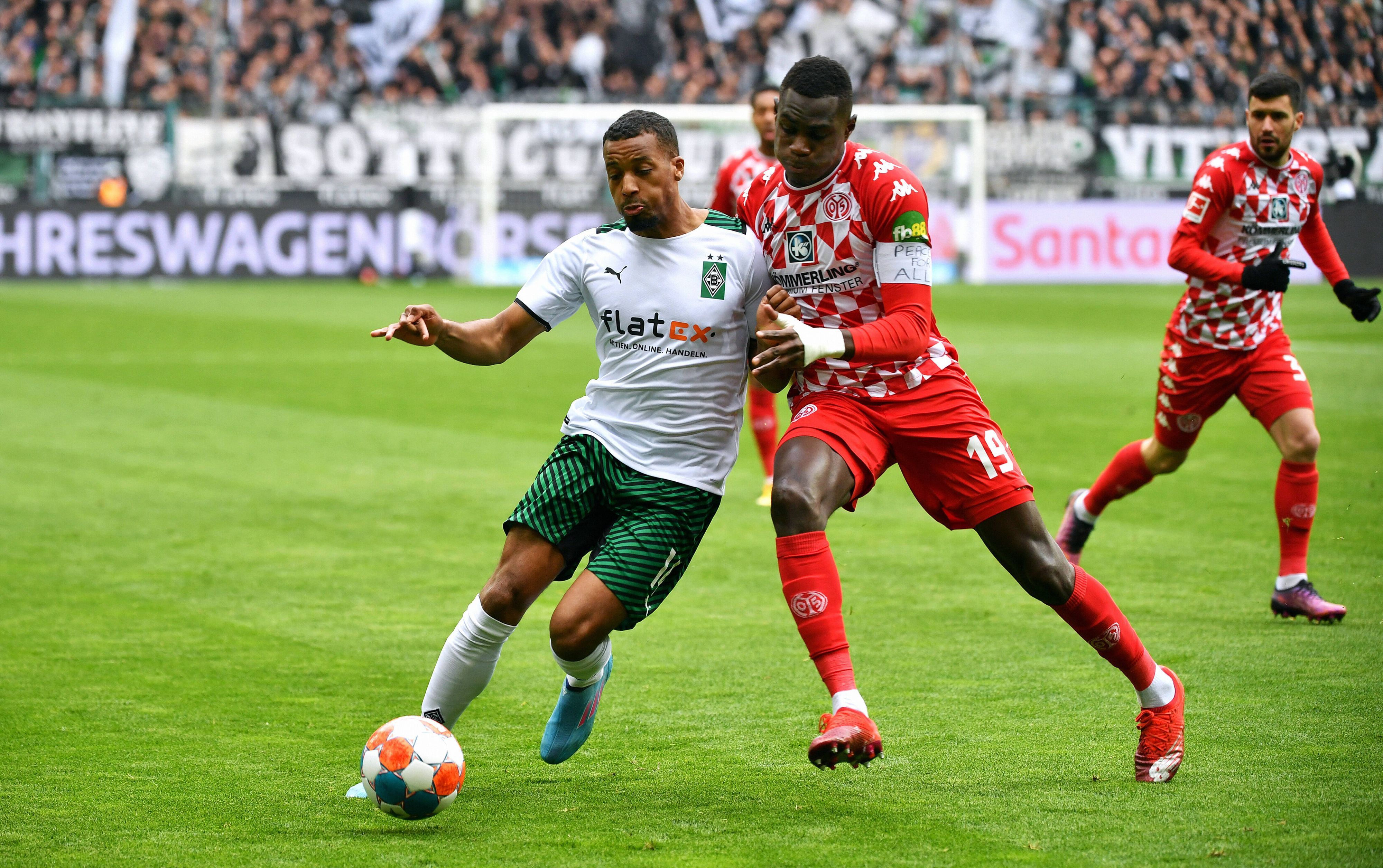 Alassane Plea (l.) von Borussia Mönchengladbach im Zweikampf mit Moussa Niakhaté (r.) von Mainz 05. Die Teams spielen am Sonntag (3. April) am 28. Bundesliga-Spieltag gegeneinander.
