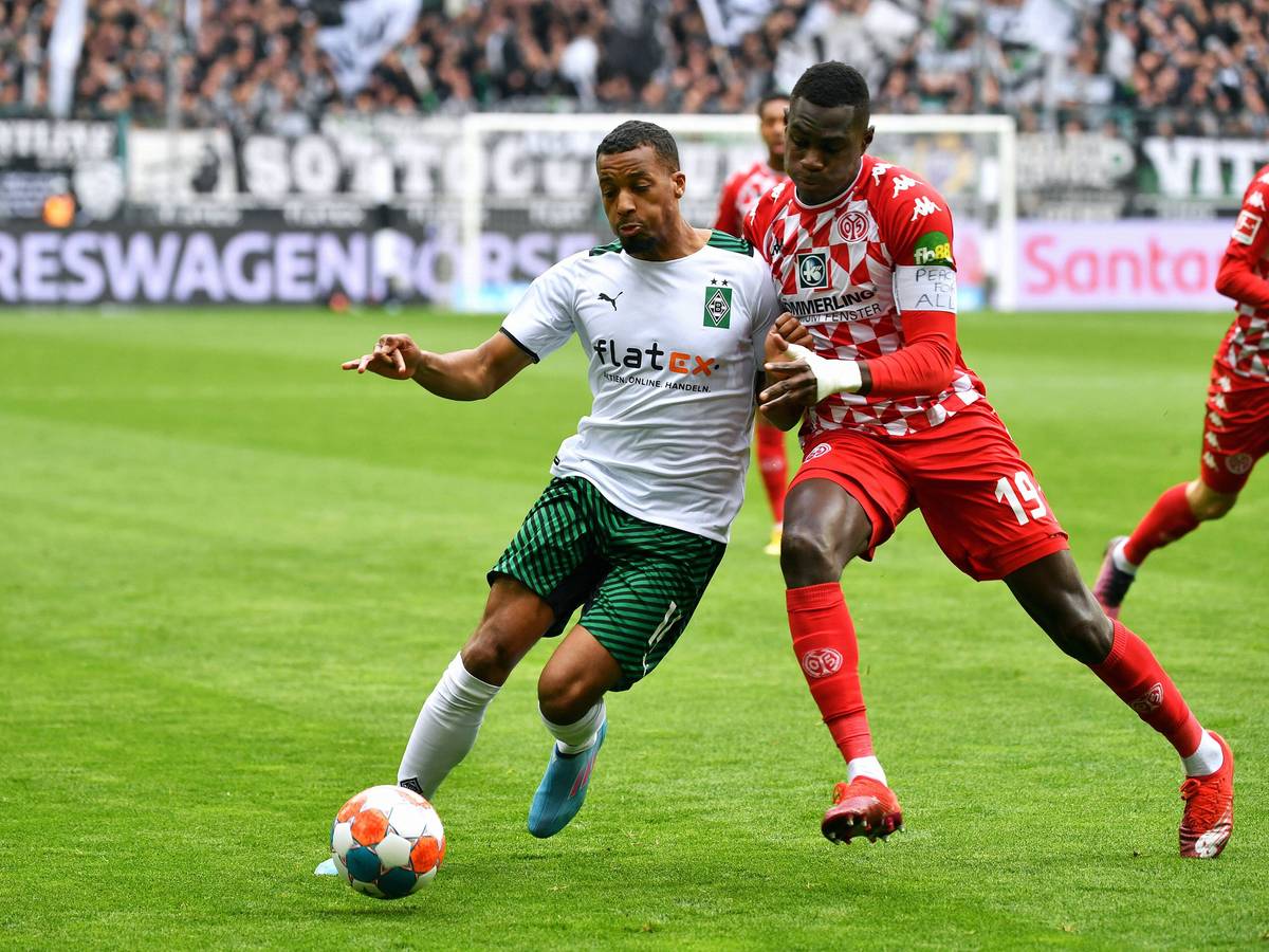 Alassane Plea (l.) von Borussia Mönchengladbach im Zweikampf mit Moussa Niakhaté (r.) von Mainz 05. Die Teams spielen am Sonntag (3. April) am 28. Bundesliga-Spieltag gegeneinander.