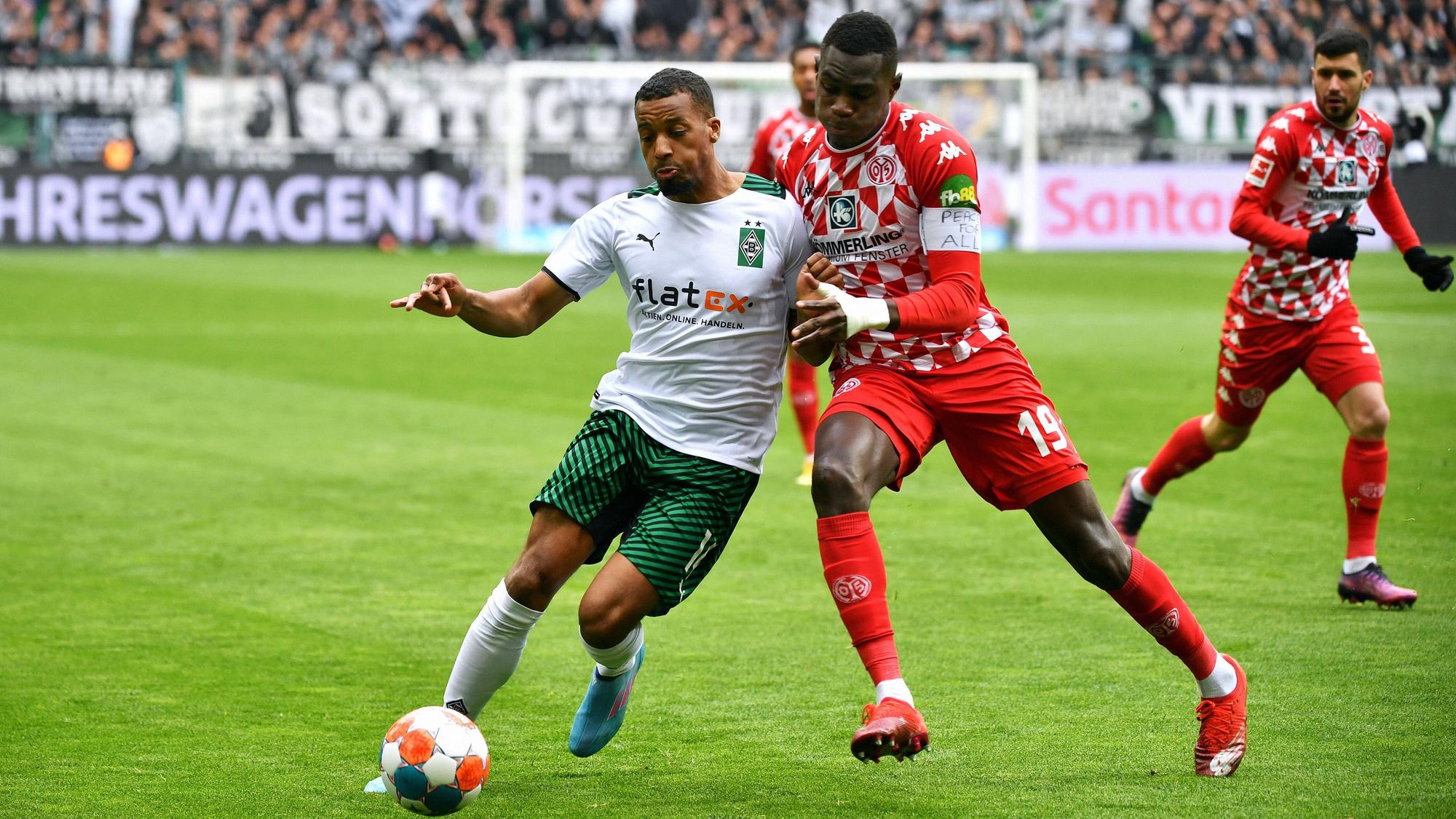Alassane Plea (l.) von Borussia Mönchengladbach im Zweikampf mit Moussa Niakhaté (r.) von Mainz 05. Die Teams spielen am Sonntag (3. April) am 28. Bundesliga-Spieltag gegeneinander.