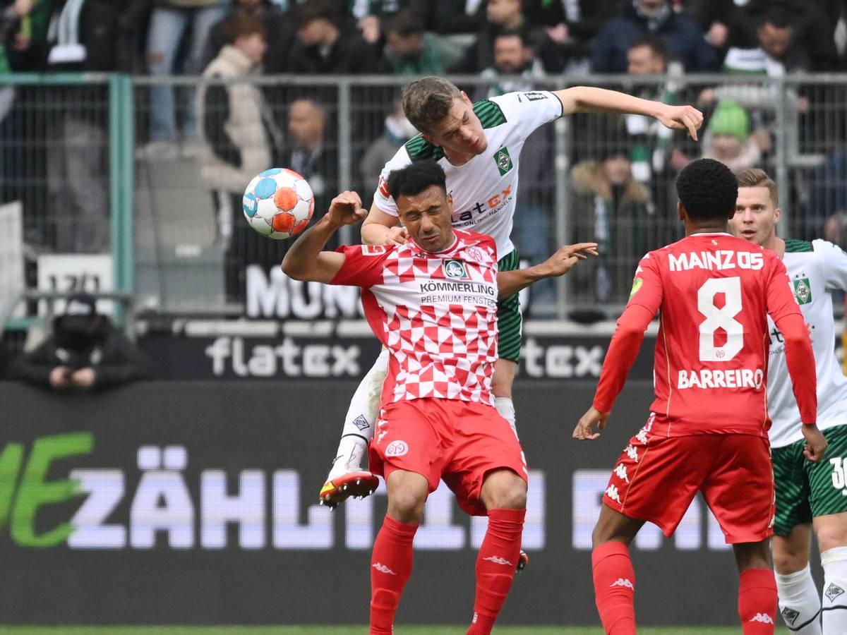 Matthias Ginter von Borussia Mönchengladbach im Luftkampf mit Karim Onisiwo von Mainz 05 im Borussia-Park (3. April 2022).