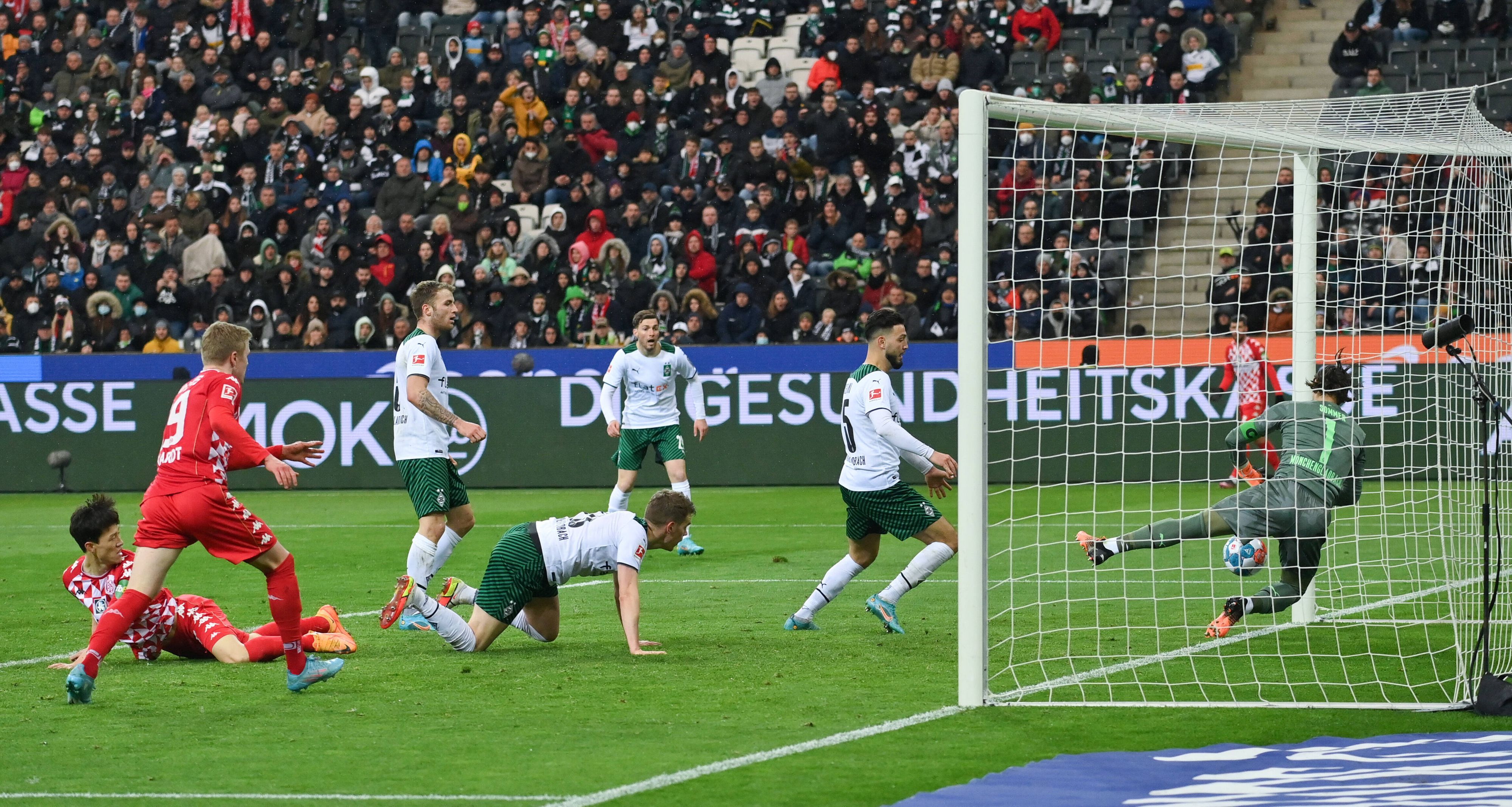 Borussia Mönchengladbach hat am Sonntag (3. April 2022) 1:1 gegen Mainz 05 gespielt. Das Foto zeigt Keeper Yann Sommer beim Klären einer Großchance der Gäste.