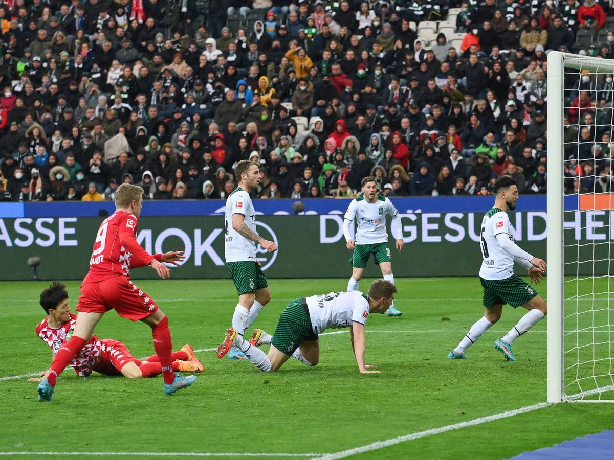 Borussia Mönchengladbach hat am Sonntag (3. April 2022) 1:1 gegen Mainz 05 gespielt. Das Foto zeigt Keeper Yann Sommer beim Klären einer Großchance der Gäste.