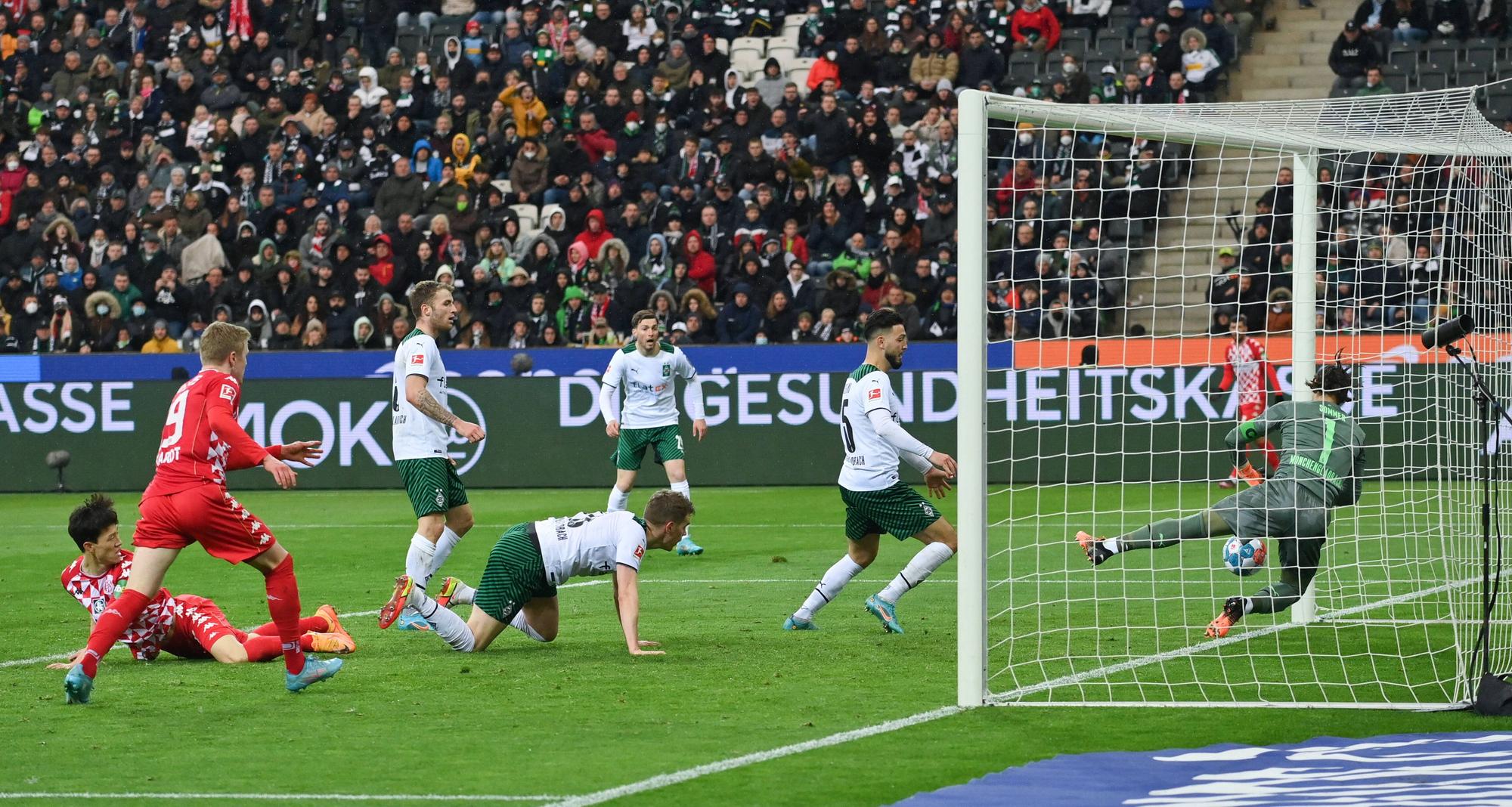 Borussia Mönchengladbach hat am Sonntag (3. April 2022) 1:1 gegen Mainz 05 gespielt. Das Foto zeigt Keeper Yann Sommer beim Klären einer Großchance der Gäste.
