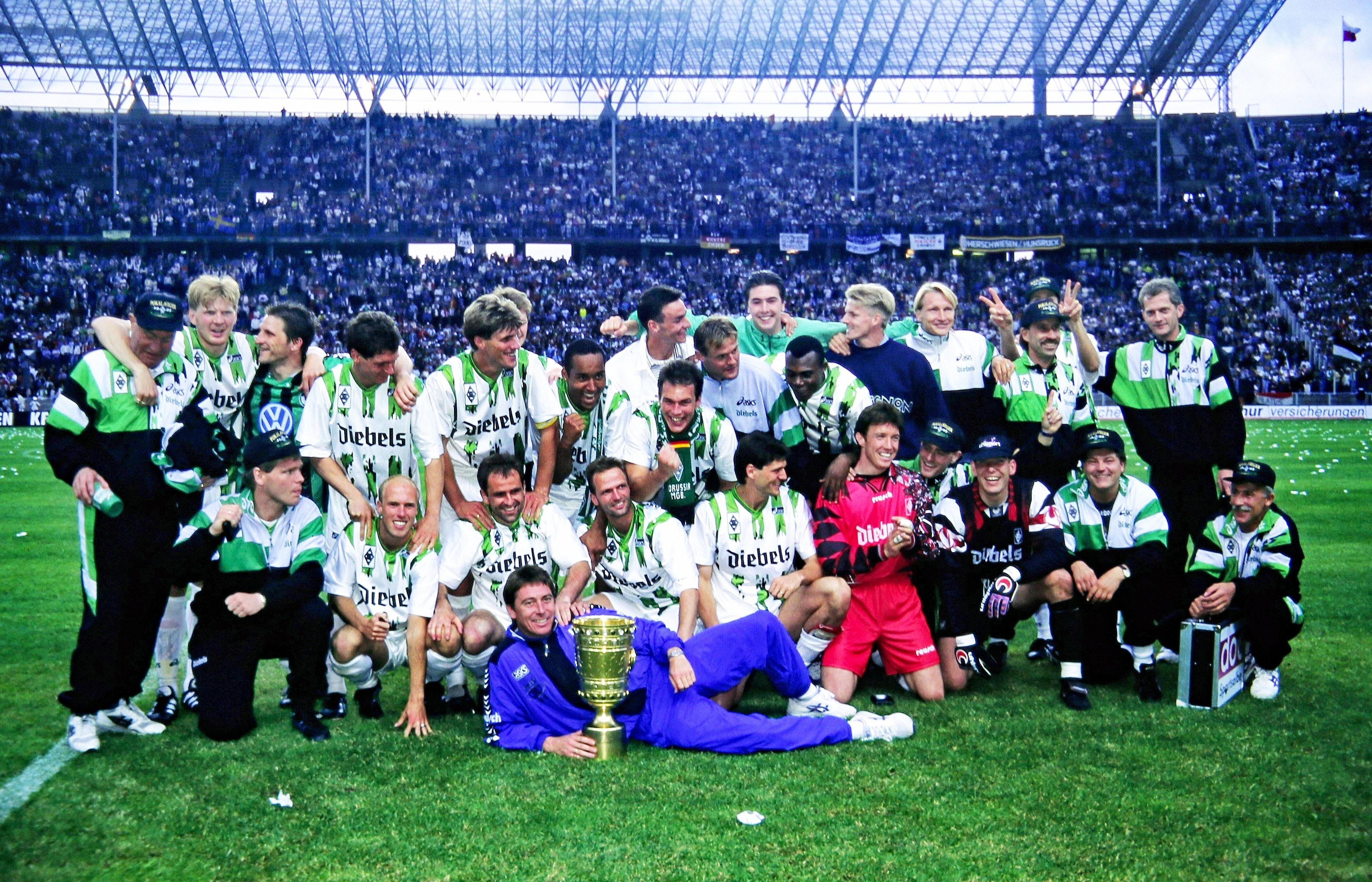 Die DFB-Pokalsieger von Borussia Mönchengladbach am 24. Juni 1995 im Berliner Olympiastadion. Die Fohlen hatten sich im Finale gegen Wolfsburg zuvor durchgesetzt.
