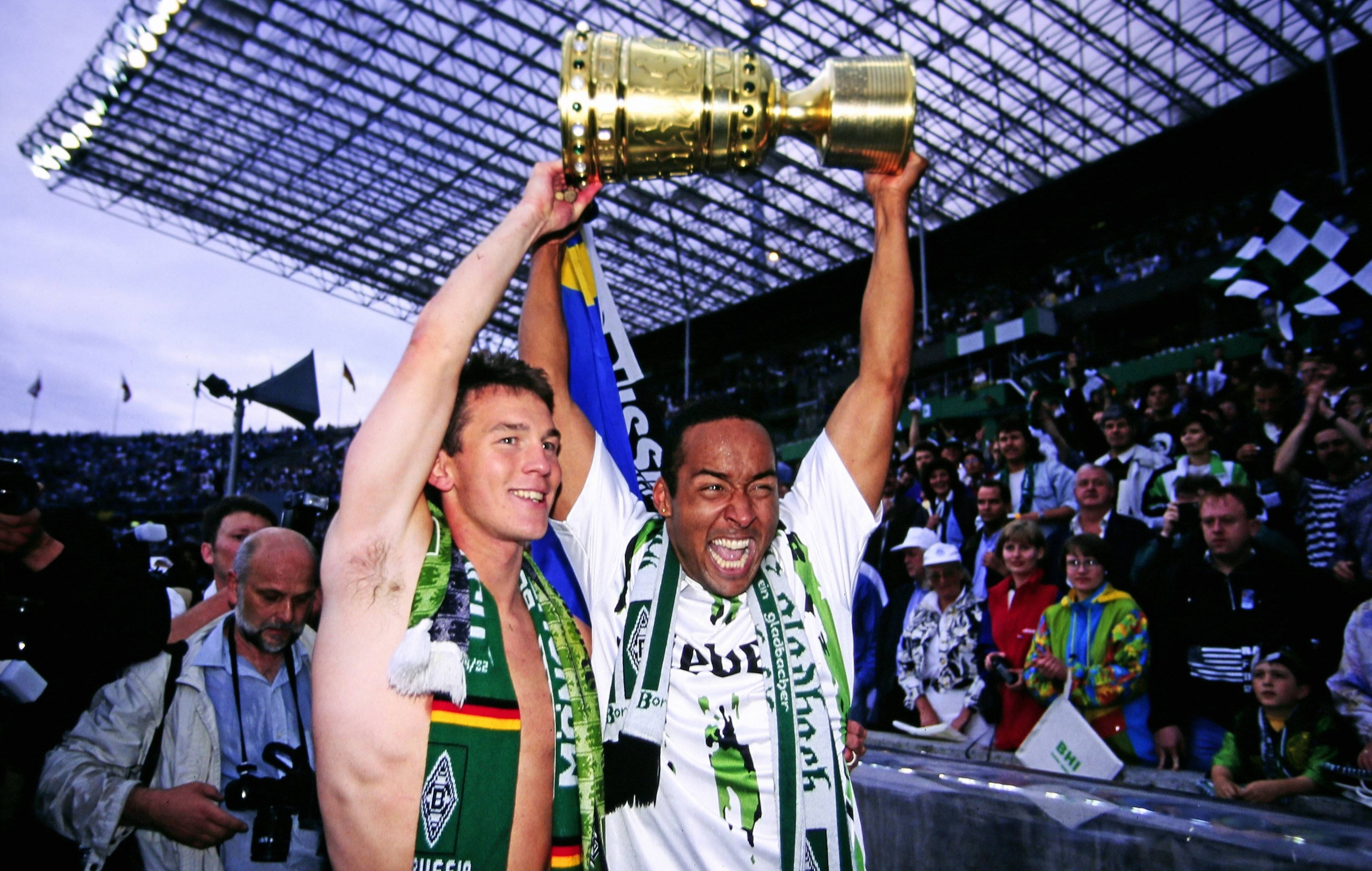 Die ehemaligen Gladbach-Spieler Patrik Andersson (l.) und Martin Dahlin (r.), zwei Schweden, zeigen den Borussia-Fans stolz den DFB-Pokal am 24. Juni 1995 im Berliner Olympiastadion.