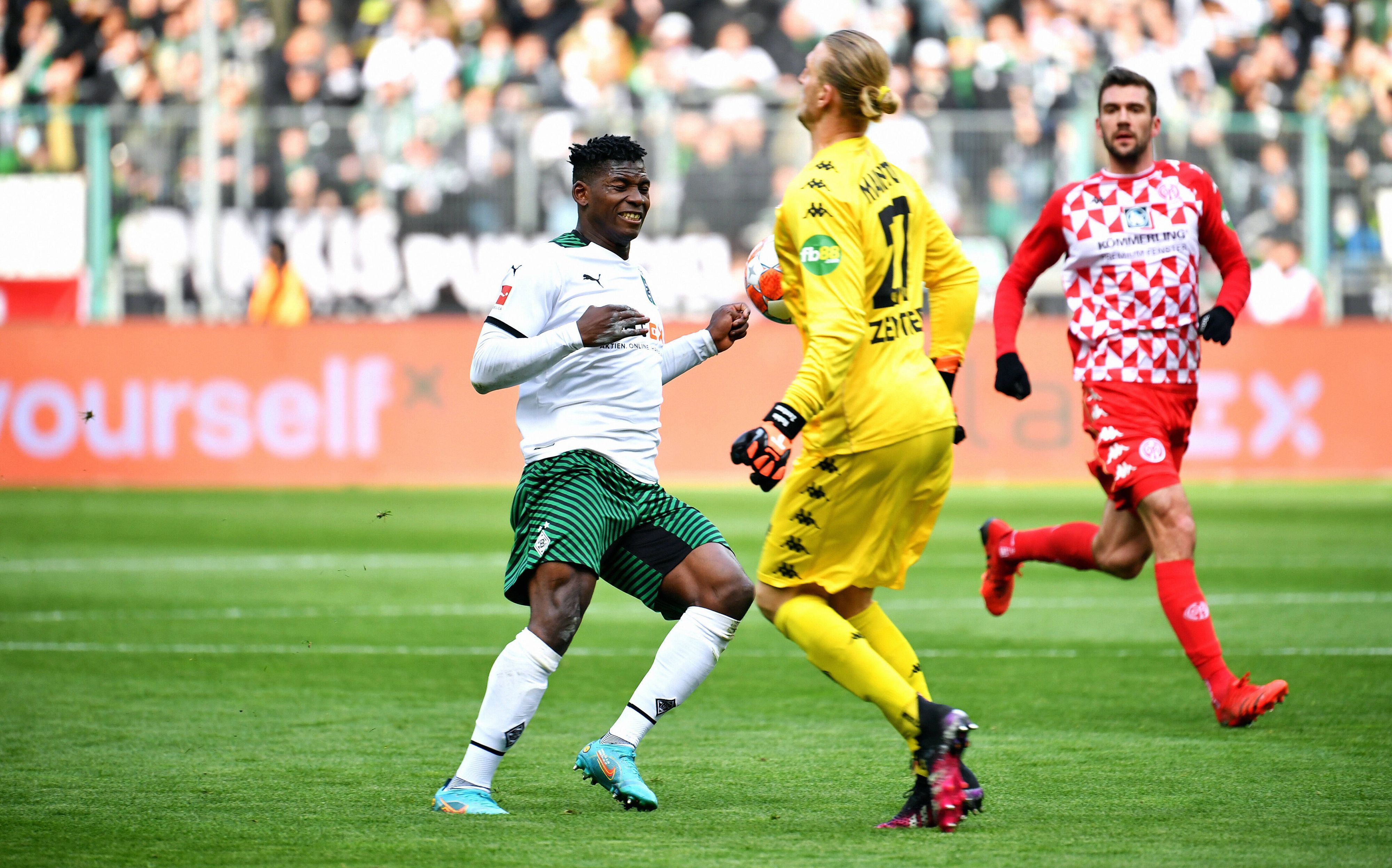 Gladbach-Stürmer Breel Embolo (l.) und Mainz-Schlussmann Robin Zentner (r.) im Bundesliga-Duell am Sonntag (3. April 2022) im Borussia-Park. Zentner und Embolo im Zweikampf um den Ball.